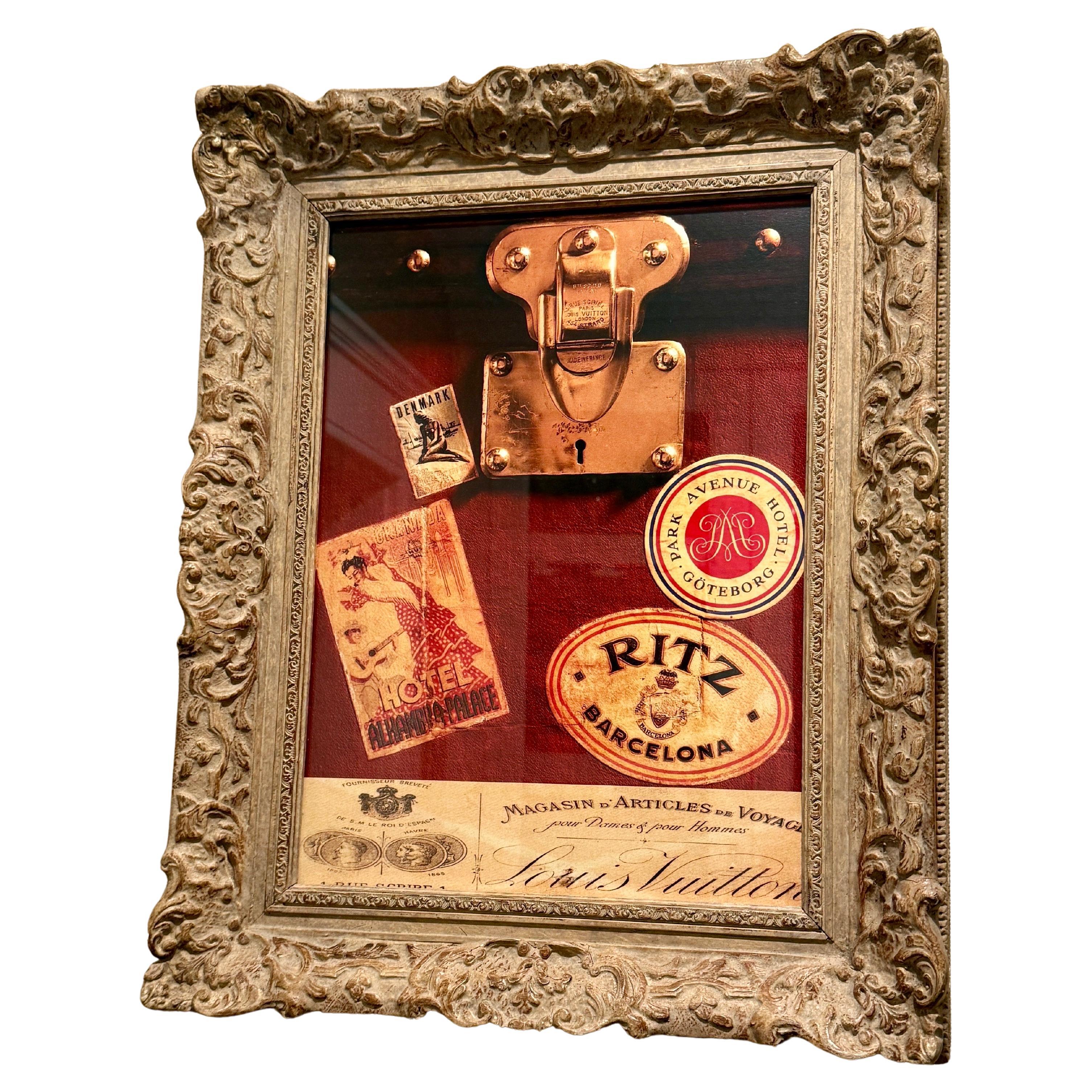 Louis Vuitton-Druck aus Paris, Frankreich, gerahmt in einem beeindruckenden, geschnitzten Montparnasse-Holzrahmen, der ebenfalls auf einem Clignancourt-Markt in Paris gefunden wurde. Das einzigartige Kombinationskunstwerk zeigt den klassischen Louis