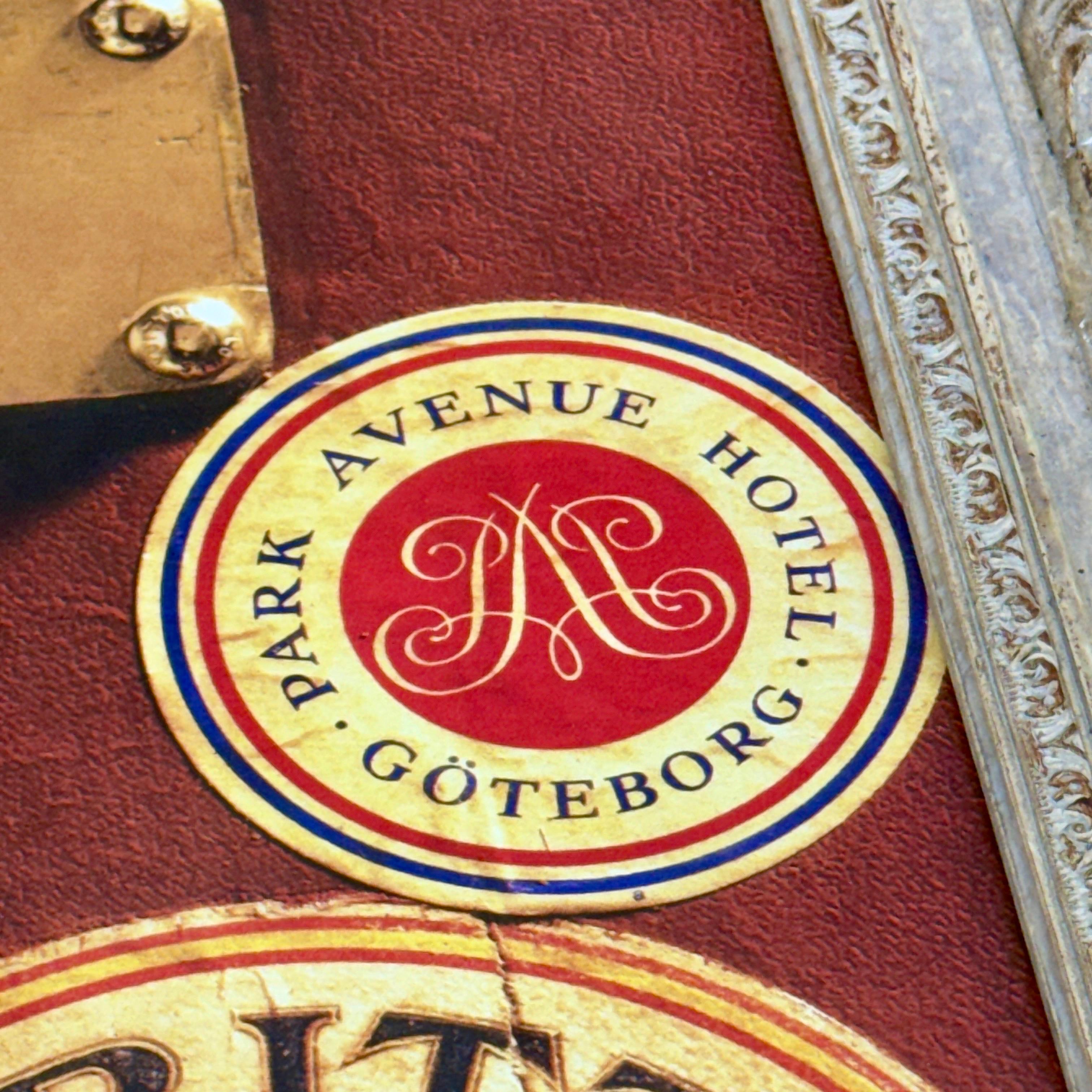 Louis Vuitton European Travel Trunk Kunstdruck gerahmt im Zustand „Gut“ im Angebot in Haddonfield, NJ