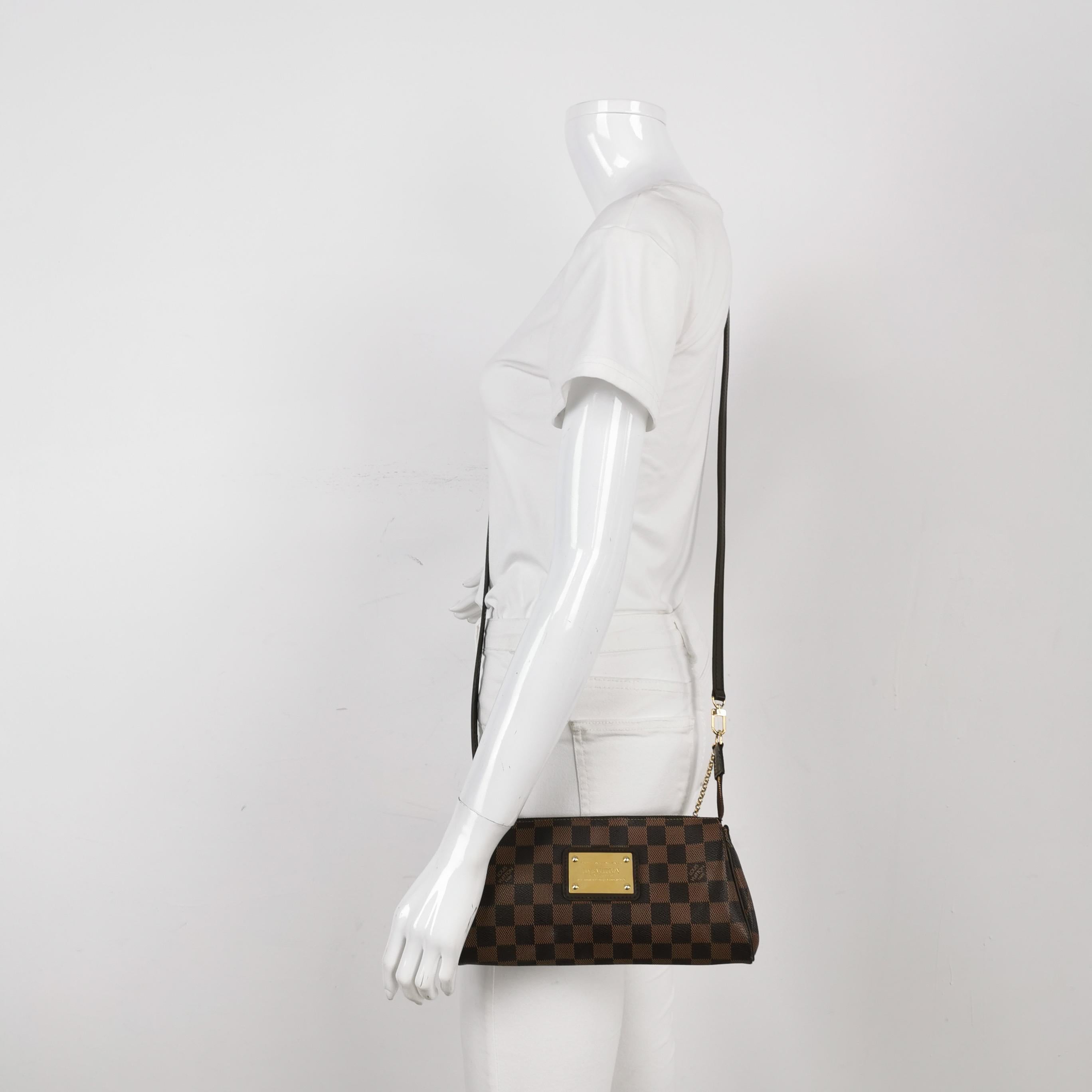 Louis Vuitton Eva Marrone Damier Ebene Borsa a tracolla Monogram con tracolla
Queste sono foto professionali della borsa offerta da Luxbags.
CONDIZIONI: OTTIME
Molto buono con leggeri segni d'uso. La tela Louis Vuitton è estremamente resistente e