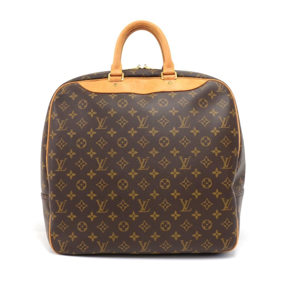 Louis Vuitton large Evasion travel bag in monogram canvas. Main access is secured with brass double zipper. One exterior pocket on the front bottom allows keeping shoes and other daily needs for travel. Inside has beige washable lining and large