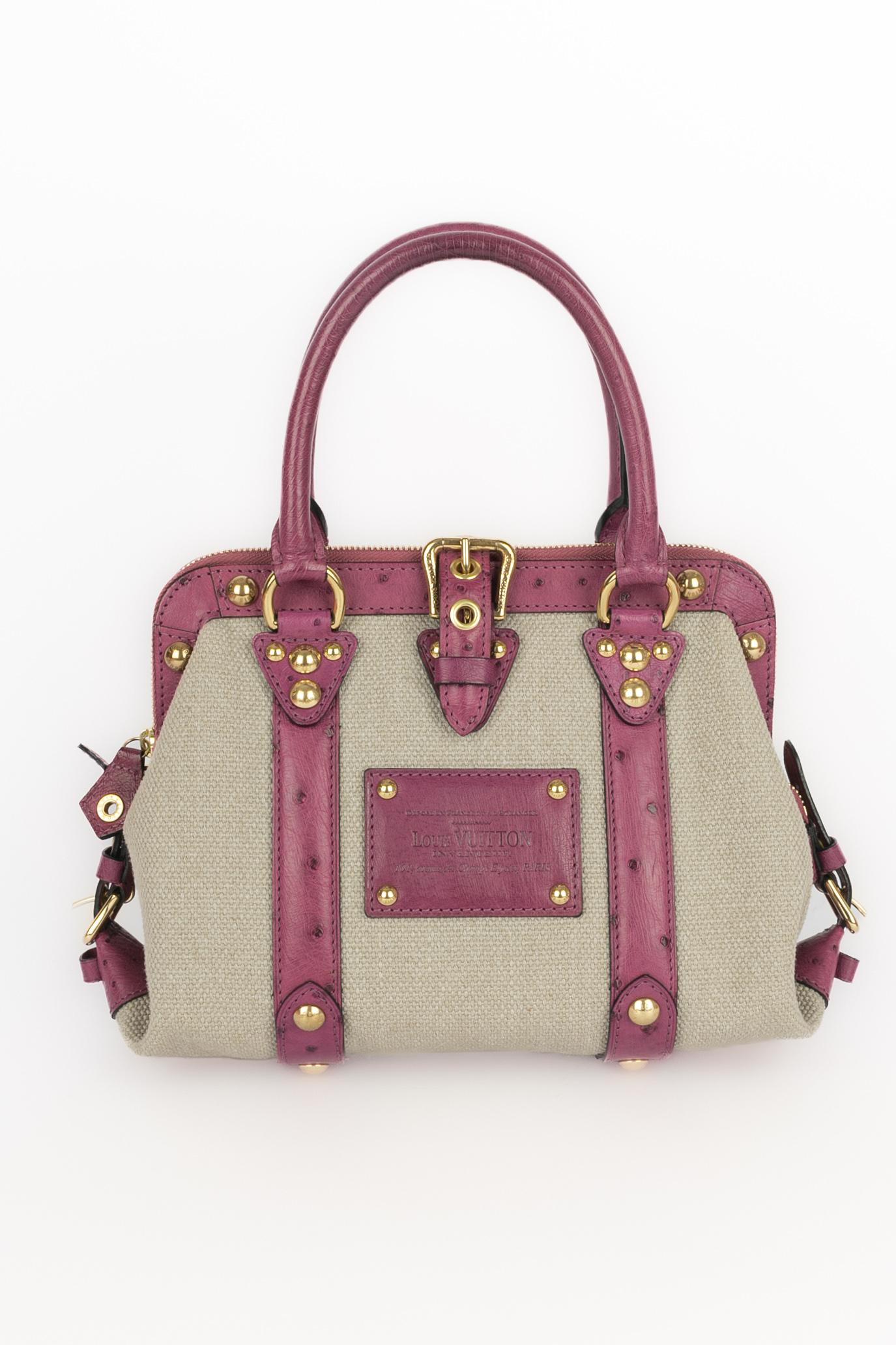 LOUIS VUITTON - Sac du soir en toile Trianon chêne et autruche violet foncé, avec laiton doré. Collectional printemps-été 2004 sous la direction artistique de Marc Jacobs. Sac créé pour le 150e anniversaire de Louis Vuitton.

Condit :
Très bon