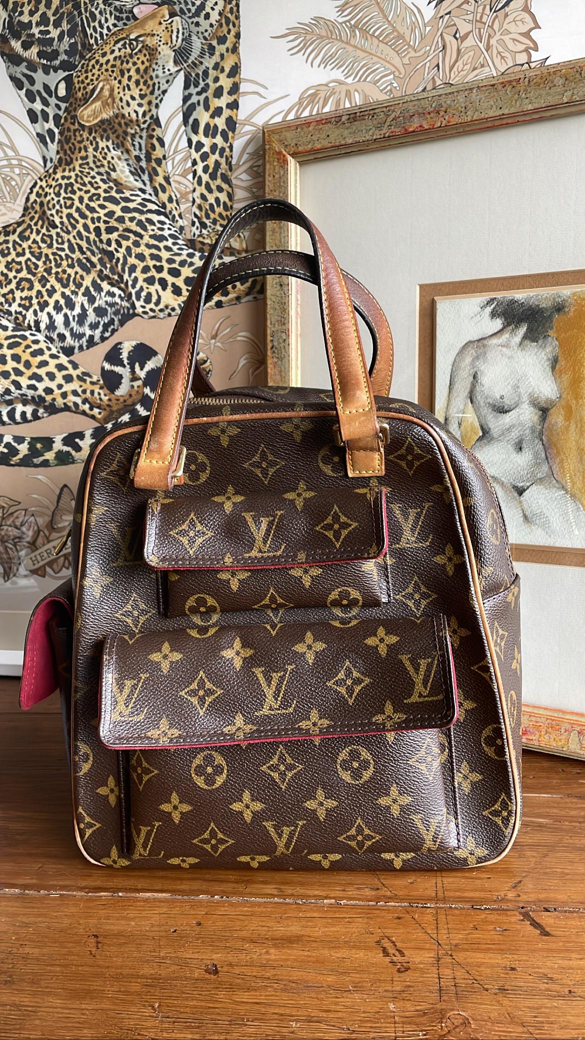 Louis Vuitton Excentric Citè Limited Edition bag. Capacious and versatile model with different pockets available. Red lined interior and zip closure.
In excellent condition it has only a few signs of use mainly on the handles as can be seen from the