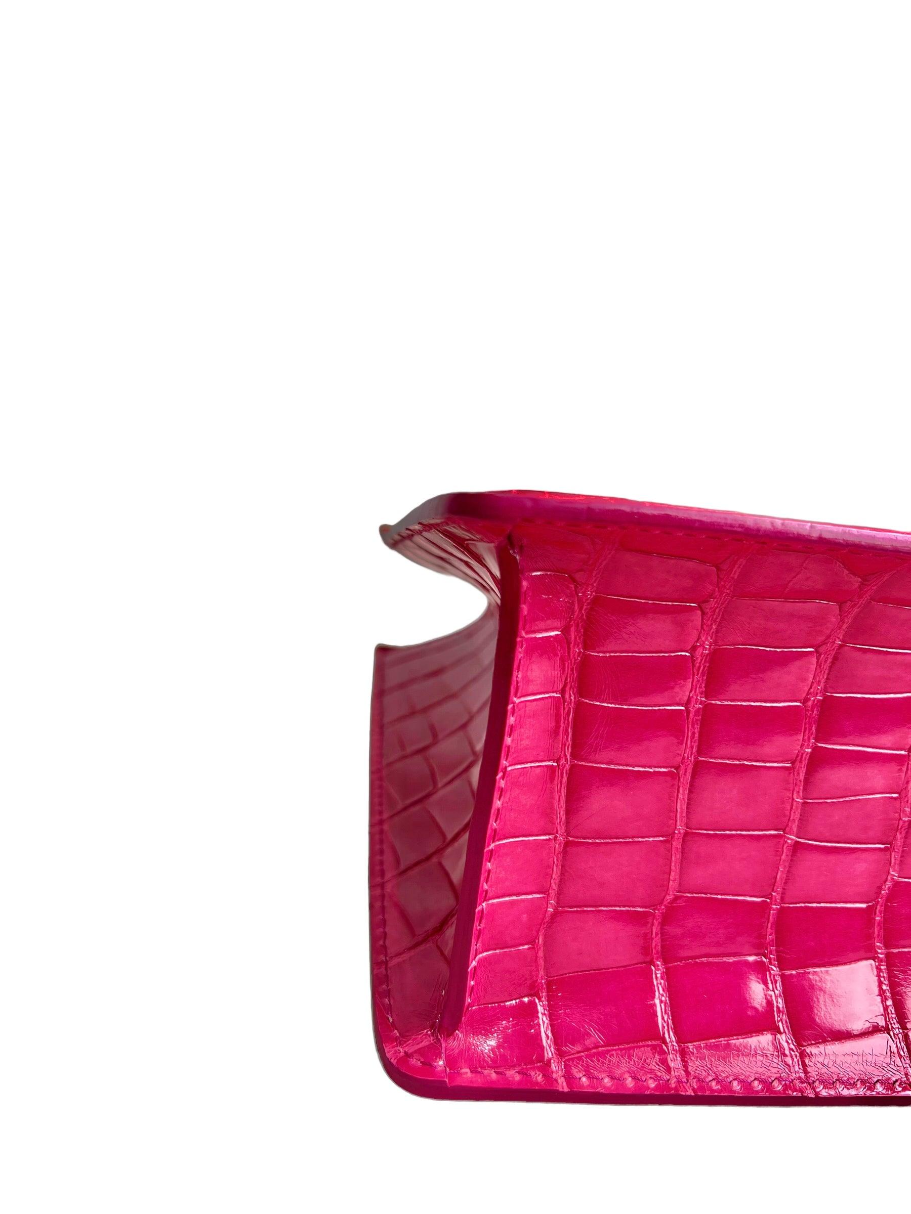 Louis Vuitton Deesse Exotische Lederhandtasche 
Zustand: Ausgezeichneter Zustand
Farbe: Fuchsia
Saison: Alle 
Box: NO
MATERIAL: Krokodilleder 

Wir präsentieren die Louis Vuitton Deesse Exotic Leather Handbag in ausgezeichnetem Zustand. Diese