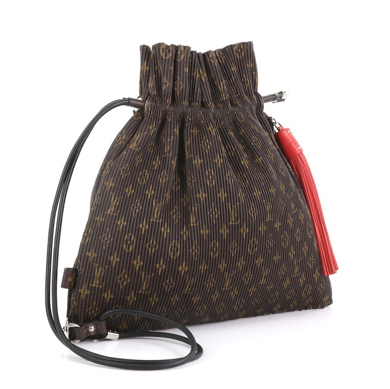 Explorer plissé cloth handbag Louis Vuitton Brown in Cloth - 29443191