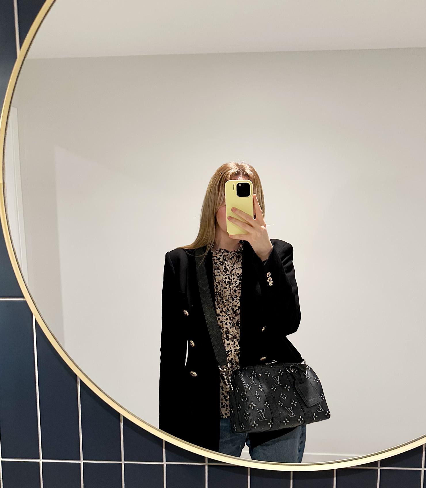 Louis Vuitton Faded Charcoal Grey Monogram Empreinte Cowhide Leather City Keepall 

Product Details
Xupes Ref: CB1407
Brand: Louis Vuitton
Model: City Keepall
Type: Shoulder, Crossbody
Age: 2022
RRP: £2,090
Accompanied By: Louis Vuitton Dust Bag,
