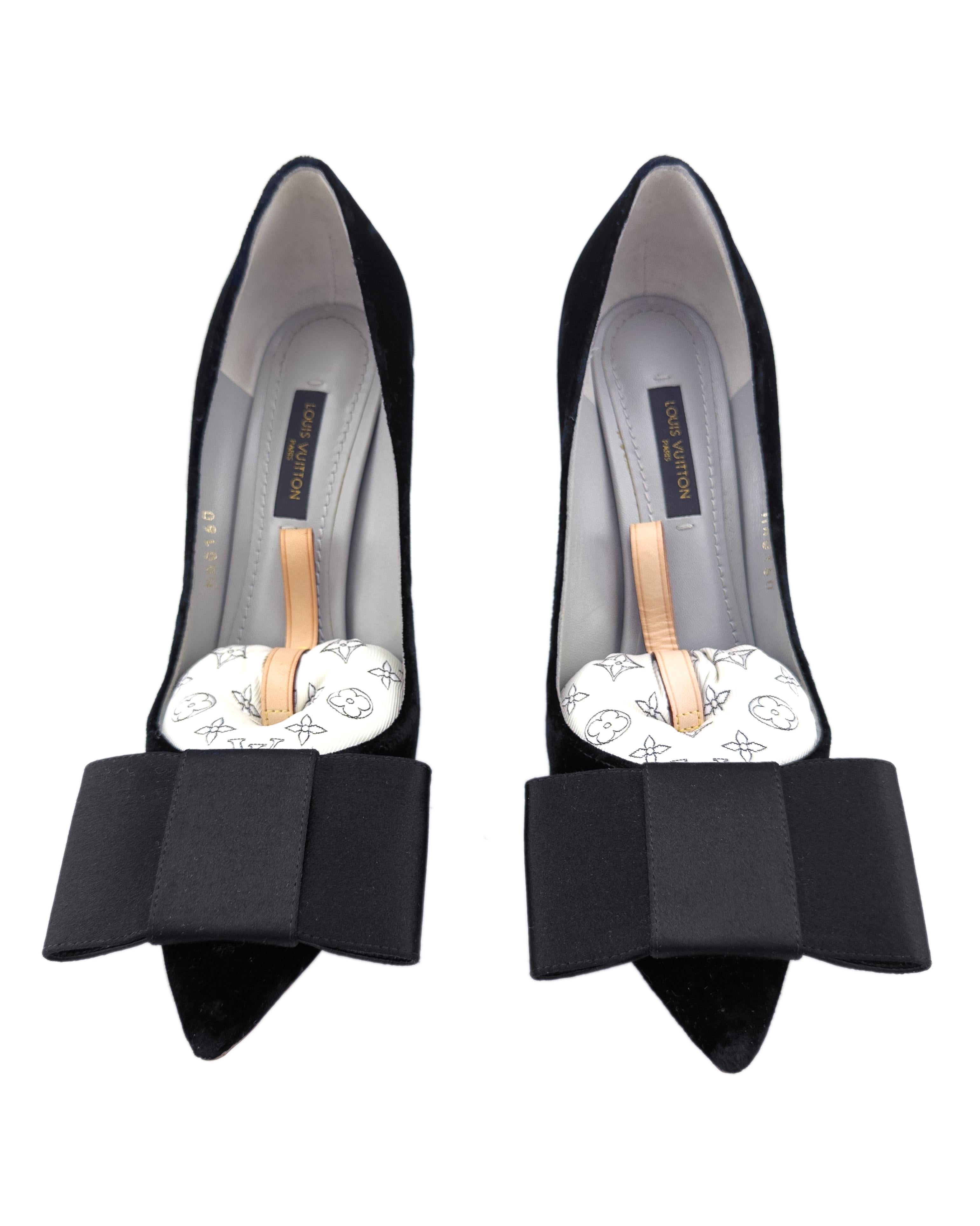 Louis Vuitton Fall 2010 Black Velvet Beauty Pump Style Heeled Shoes 38 For Sale 1