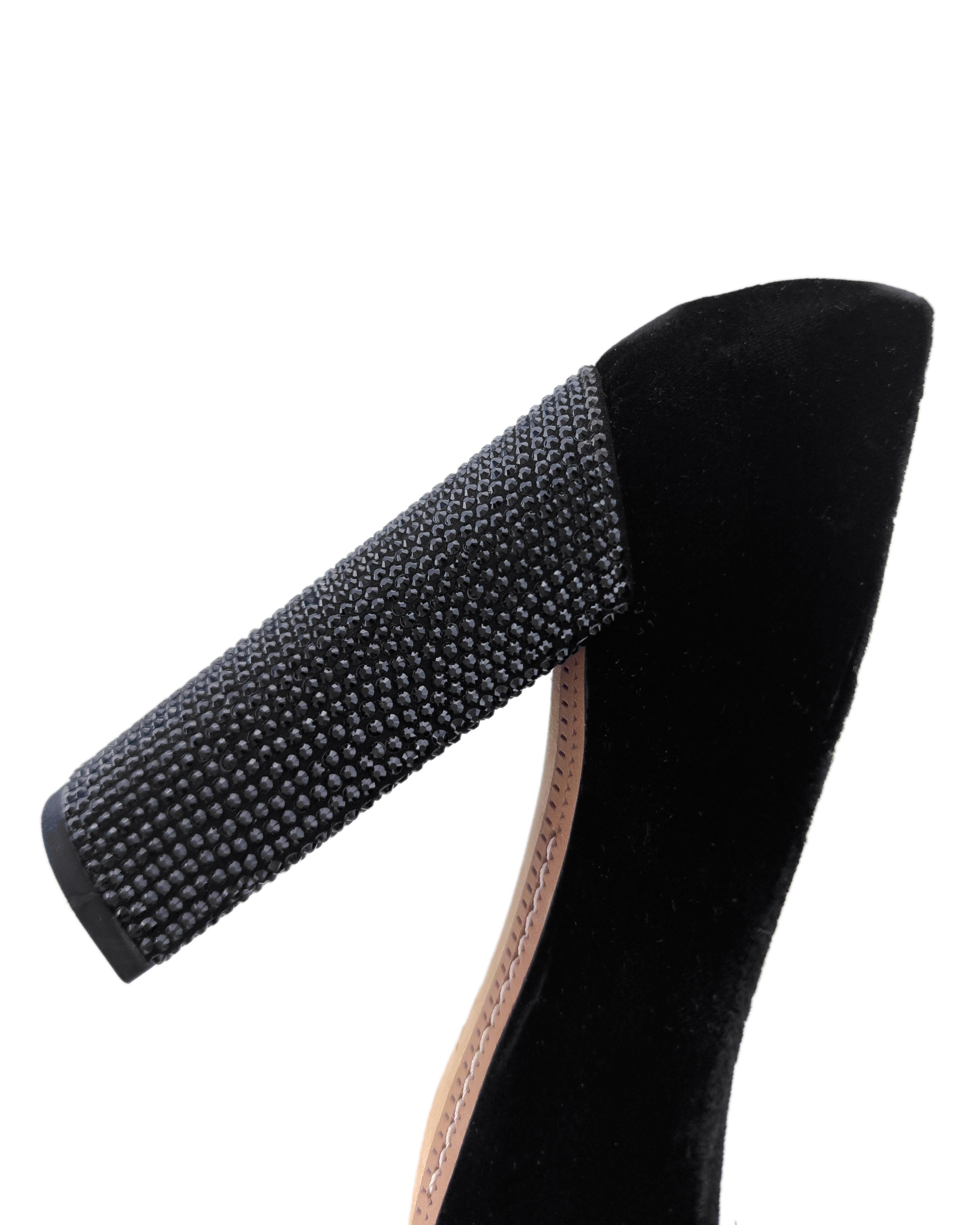 Louis Vuitton Fall 2010 Black Velvet Beauty Pump Style Heeled Shoes 38 For Sale 3