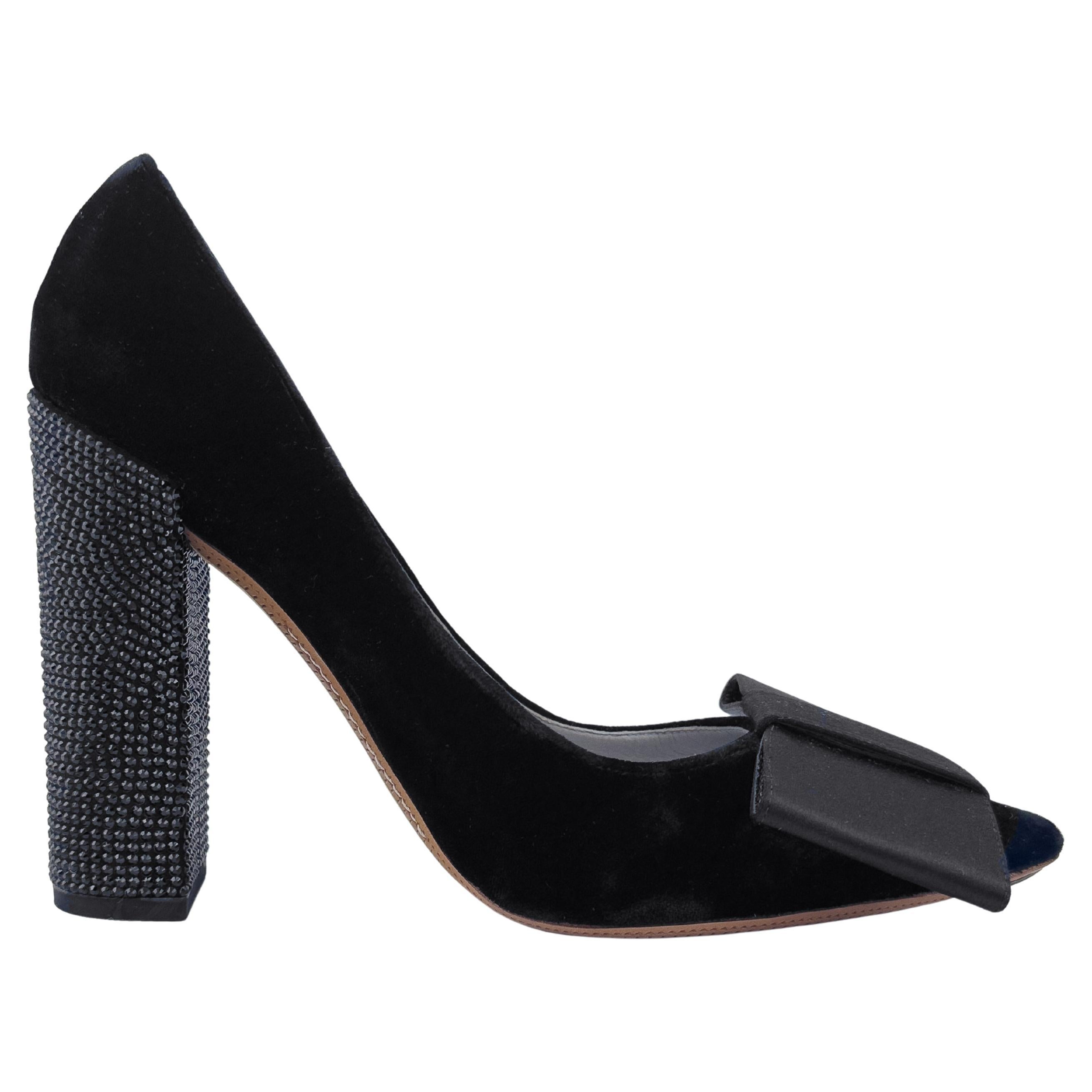 Louis Vuitton Fall 2010 Black Velvet Beauty Pump Style Heeled Shoes 38 For Sale