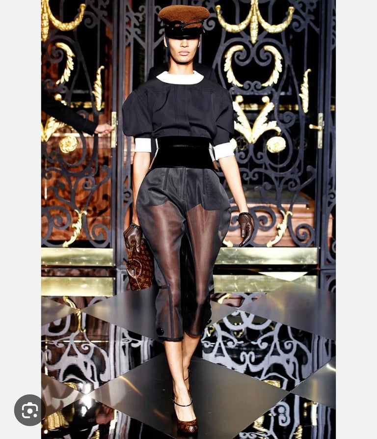 Louis Vuitton Fall 2011 Marc Jacobs Fetishes Collection  display picture 2