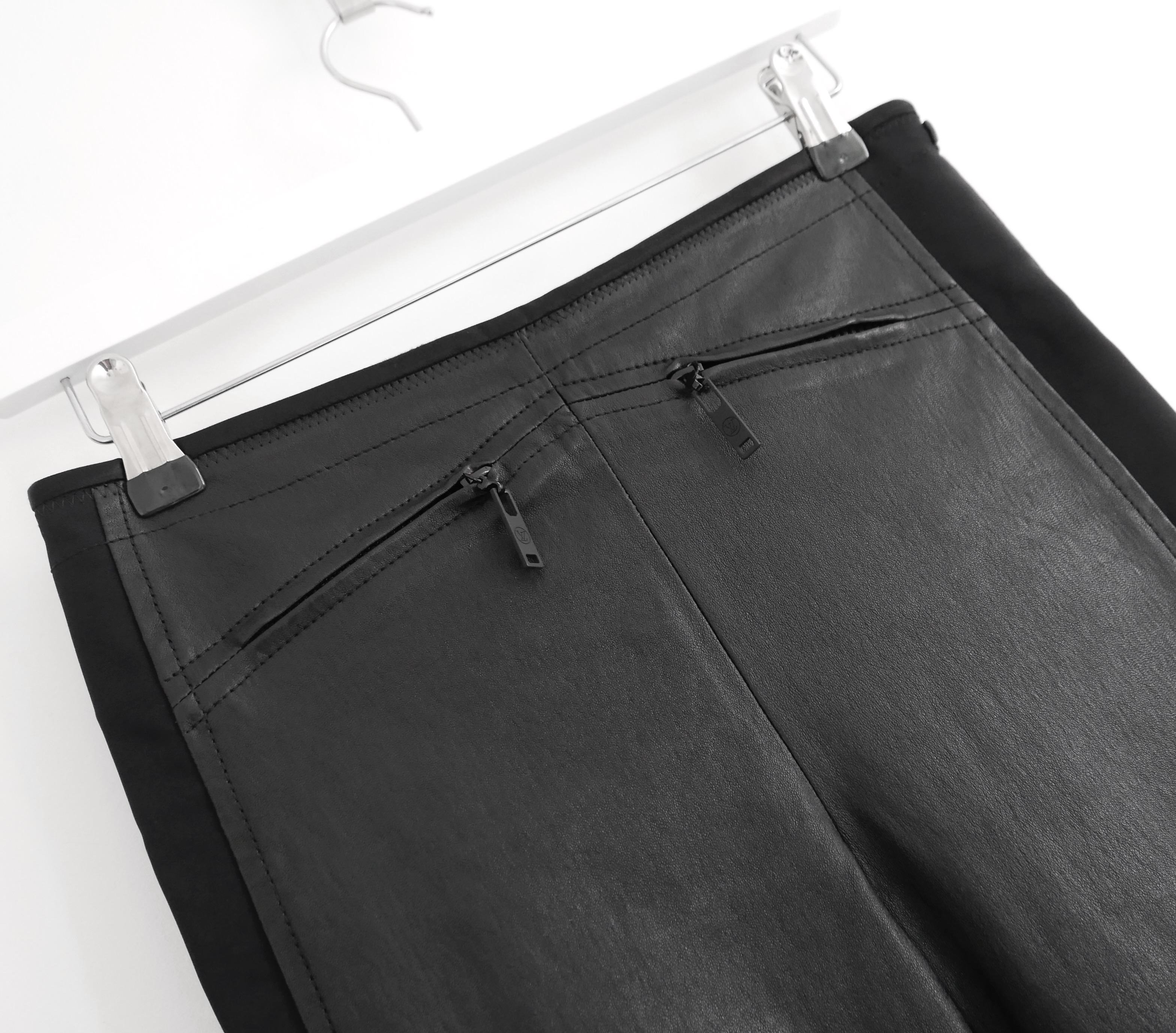 Super sexy und coole Louis Vuitton Lederhose aus der Herbst 2017 Kollektion - gekauft für £2500 und neu mit Tags. Aus weichem, schwarzem Stretch-Lammleder mit Seiteneinsätzen aus Polyamid und Elastan und glattem Satinbund. Sie hat eine schmale