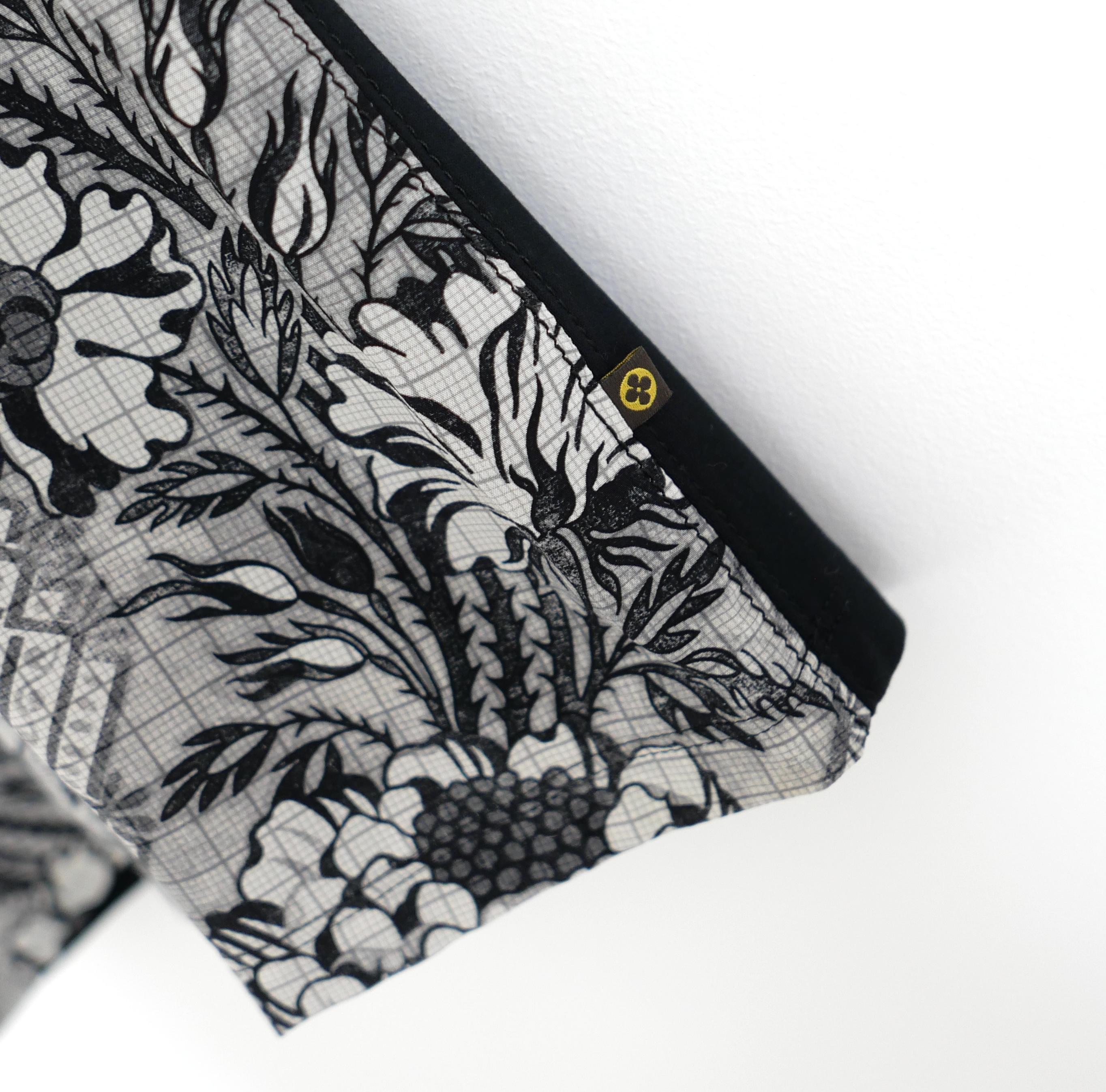 Super cooles lässiges süßes Louis Vuitton Blumen-T-Shirt-Top aus der Herbstkollektion 2017 - ungetragen. Vorne einfarbig geblümte Seide, hinten Baumwolljersey, Rundhalsausschnitt, kurze Ärmel und kleines Monogram Label an der Seite. Halbwegs lockere