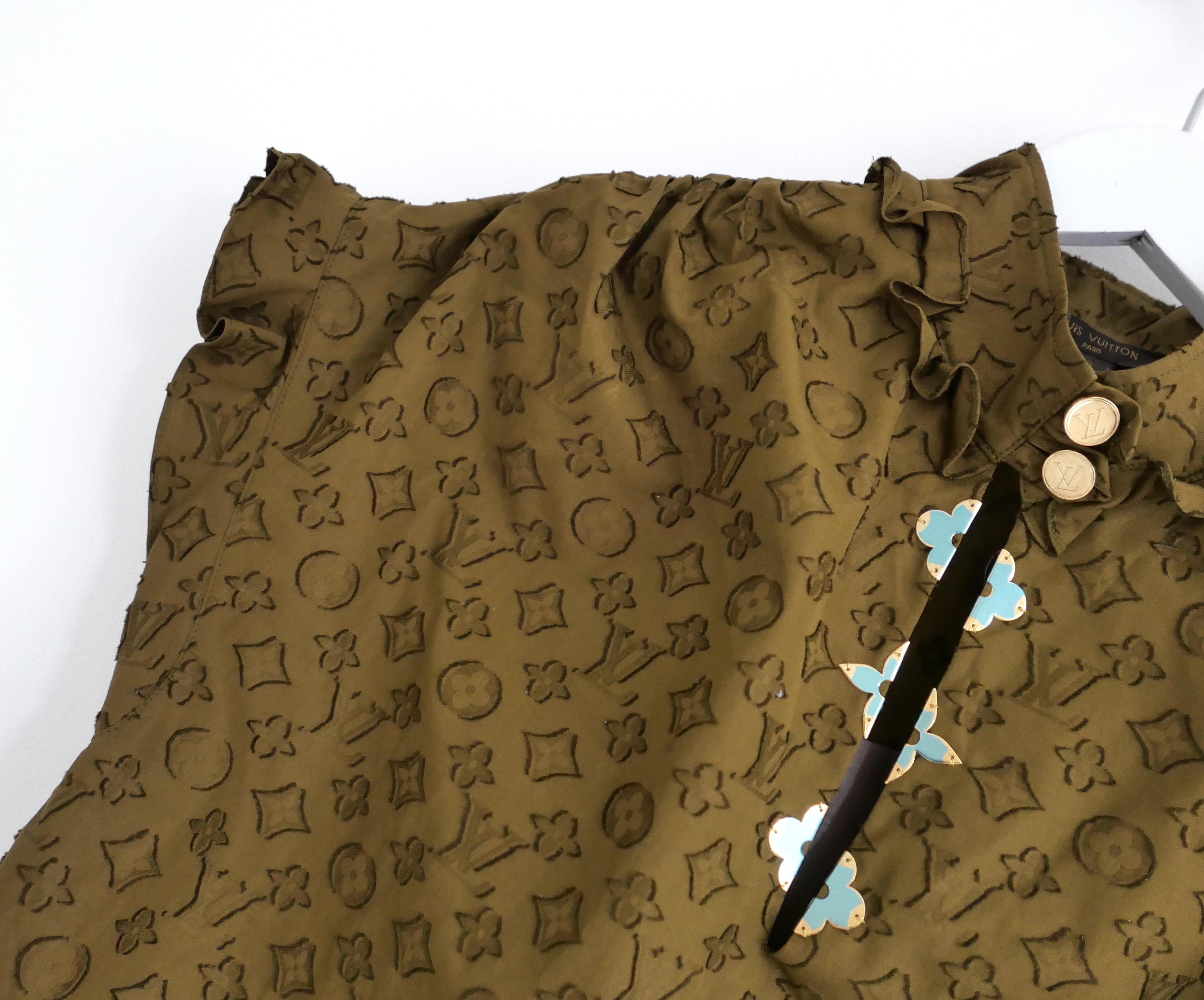 Blouse monogramme Louis Vuitton super cool issue de la collection automne 2017. Acheté pour £950 et neuf avec étiquettes. Réalisé en popeline de coton doux vert kaki avec un tissage monogramme LV texturé, avec des fermoirs dorés en forme de fleur