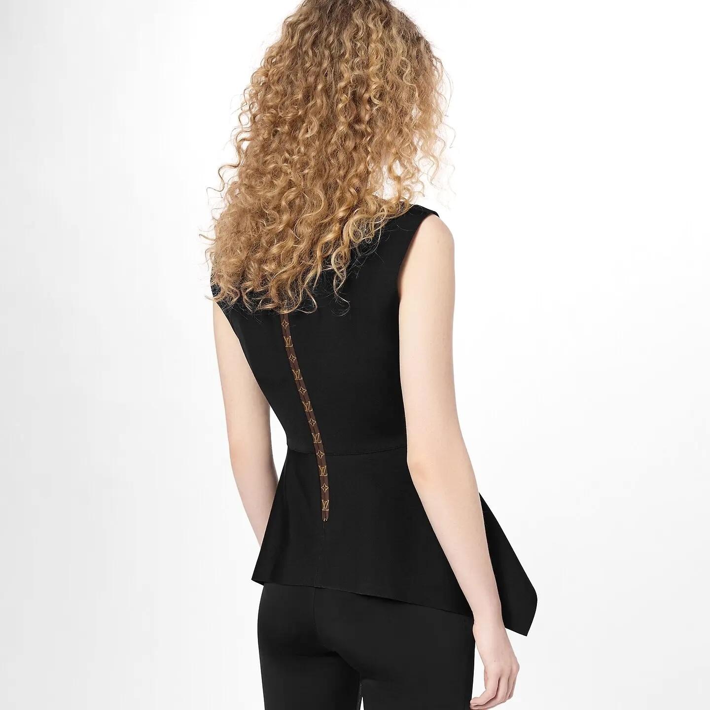 Top con peplum de cinta con monograma de Louis Vuitton de la colección Otoño 2019. Nuevo con etiquetas. Fabricado en neopreno negro liso con mezcla de poliamida y elastano, con ribetes de cinta con el monograma marrón característico en el dobladillo