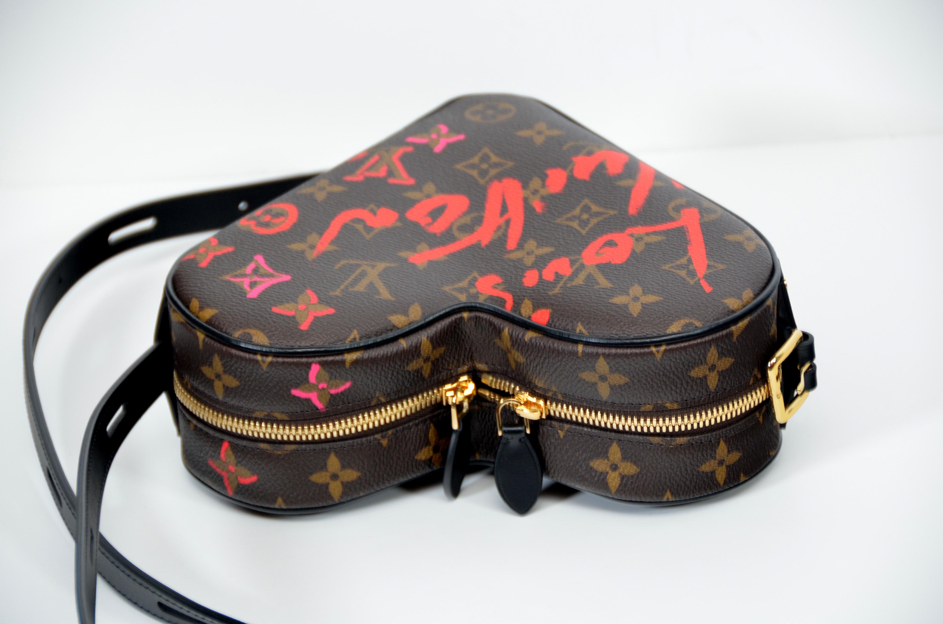 100% Authentic guaranteed  Louis Vuitton Fall In Love Coeur Monogram Heart Bag.
Limited edition 2021
Brand new never used  in box with full set .
LV box,charm,dust-bag ,ribbon and original receipt upon request will be included.
Made in Italy

FINAL