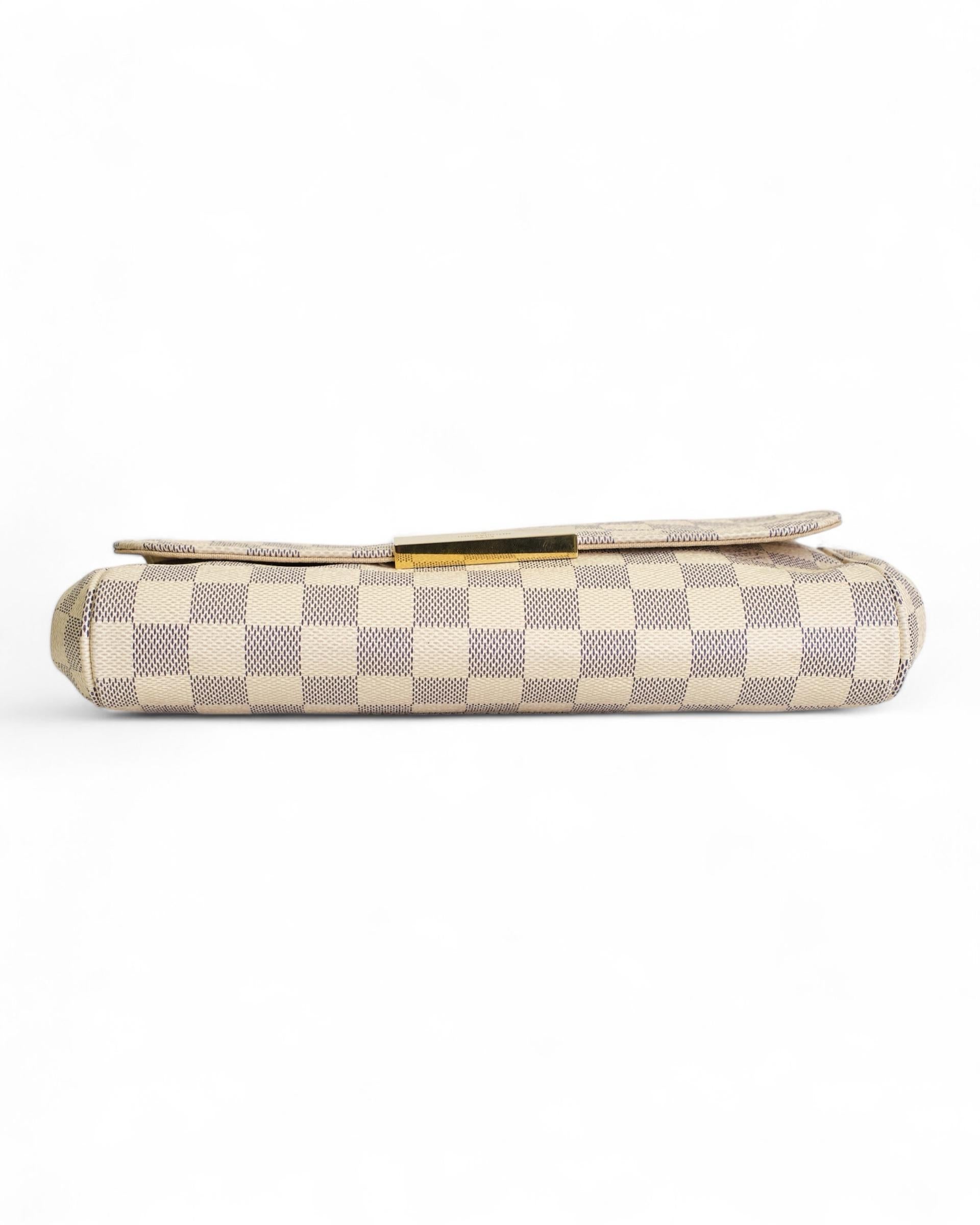Louis Vuitton signature bag, Favorite model in size MM, made of Damier Azur canvas with cowhide leather trim and gold hardware details. It features a front flap with a magnet closure and a beige canvas-lined interior, complete with a small pocket.