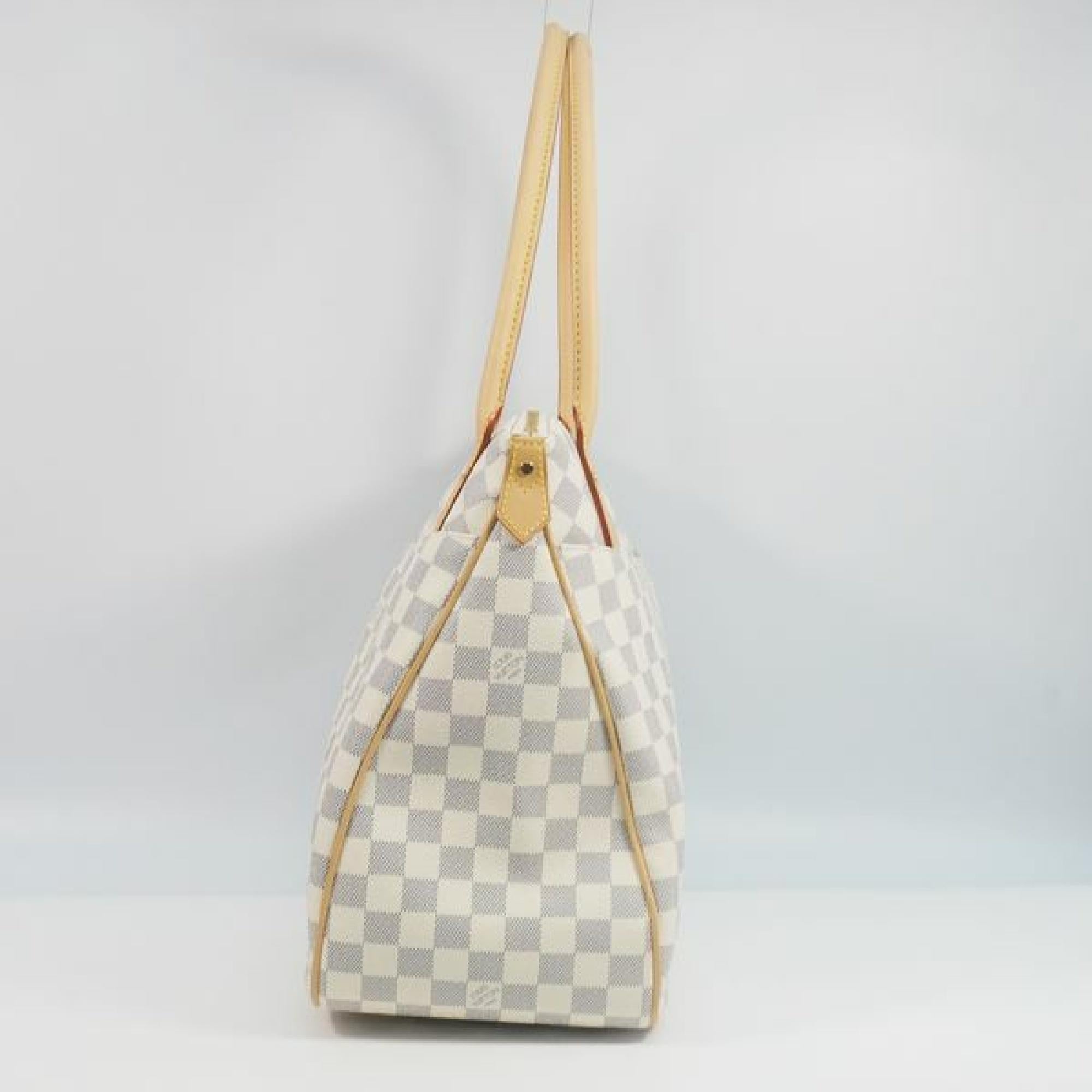 An authentic LOUIS VUITTON Figheri GM Womens tote bag N41175 The outside material is Damier Azur canvas. The pattern is FigheriGM. This item is Contemporary. The year of manufacture would be 2011.
Rank
A beautiful goods
Used items with little bit