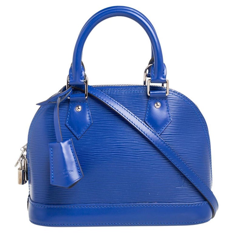 LOUIS VUITTON Capucines BB bag in Ciel  Blue handbag outfit, Blue bag  outfit, Louis vuitton handbags