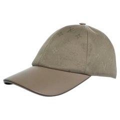 Louis Vuitton, primo cappellino beige