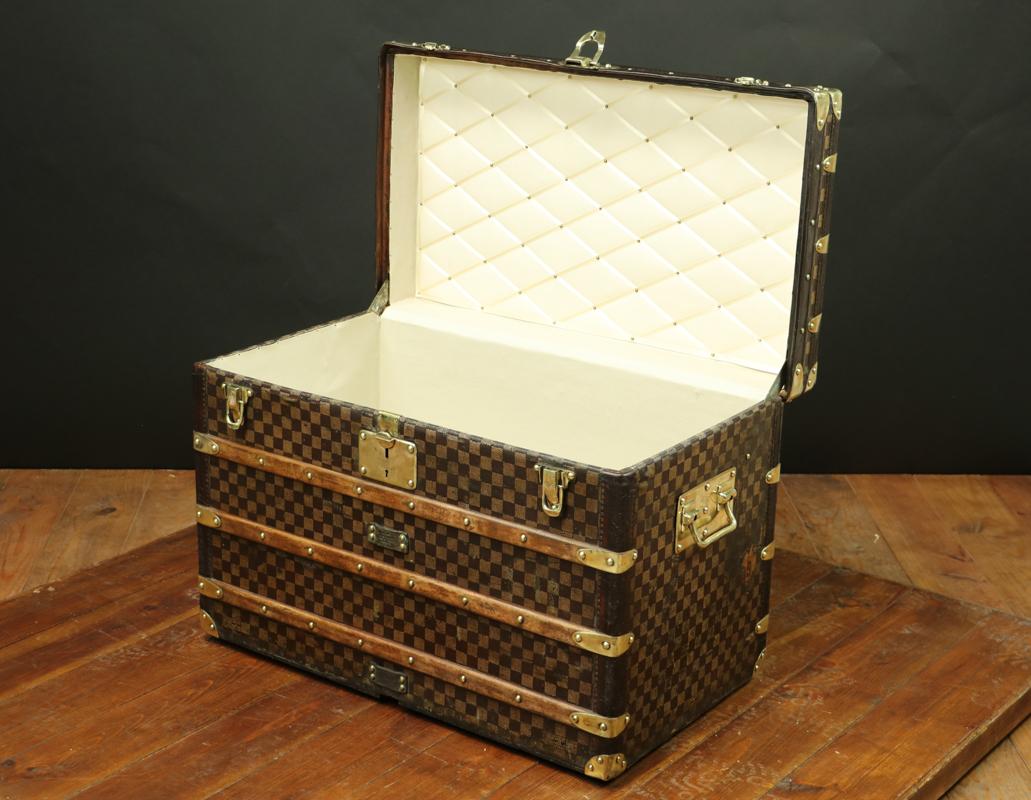 Schöne Louis Vuitton Damier-Truhe
Damier Leinwand
Ledereinfassung
Messingschloss, Händel
Innen neu gestaltet.