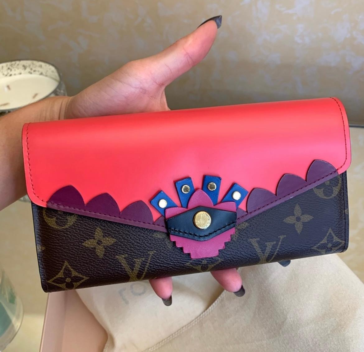Louis Vuitton Flamingo Monogram Totem Sarah Wallet.

This is an authentic LOUIS VUITTON Monogram Totem Sarah Wallet in Flamingo. This ethnic, tribal-inspired wallet is crafted of traditional monogram on toile canvas. This wallet features a coral