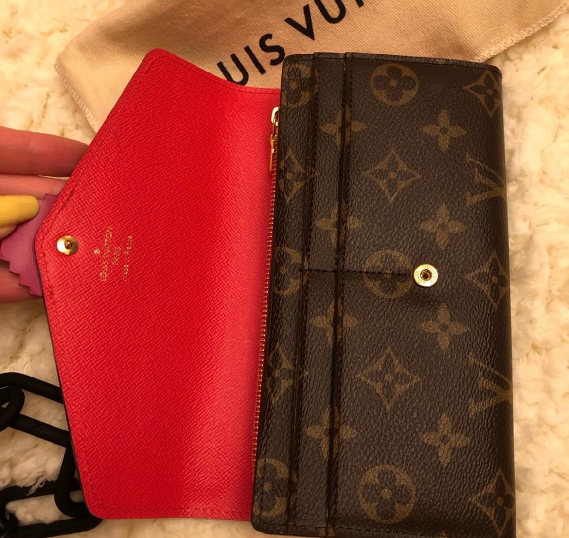 Louis Vuitton Flamingo Monogram Totem Sarah Wallet In Excellent Condition For Sale In New York, NY