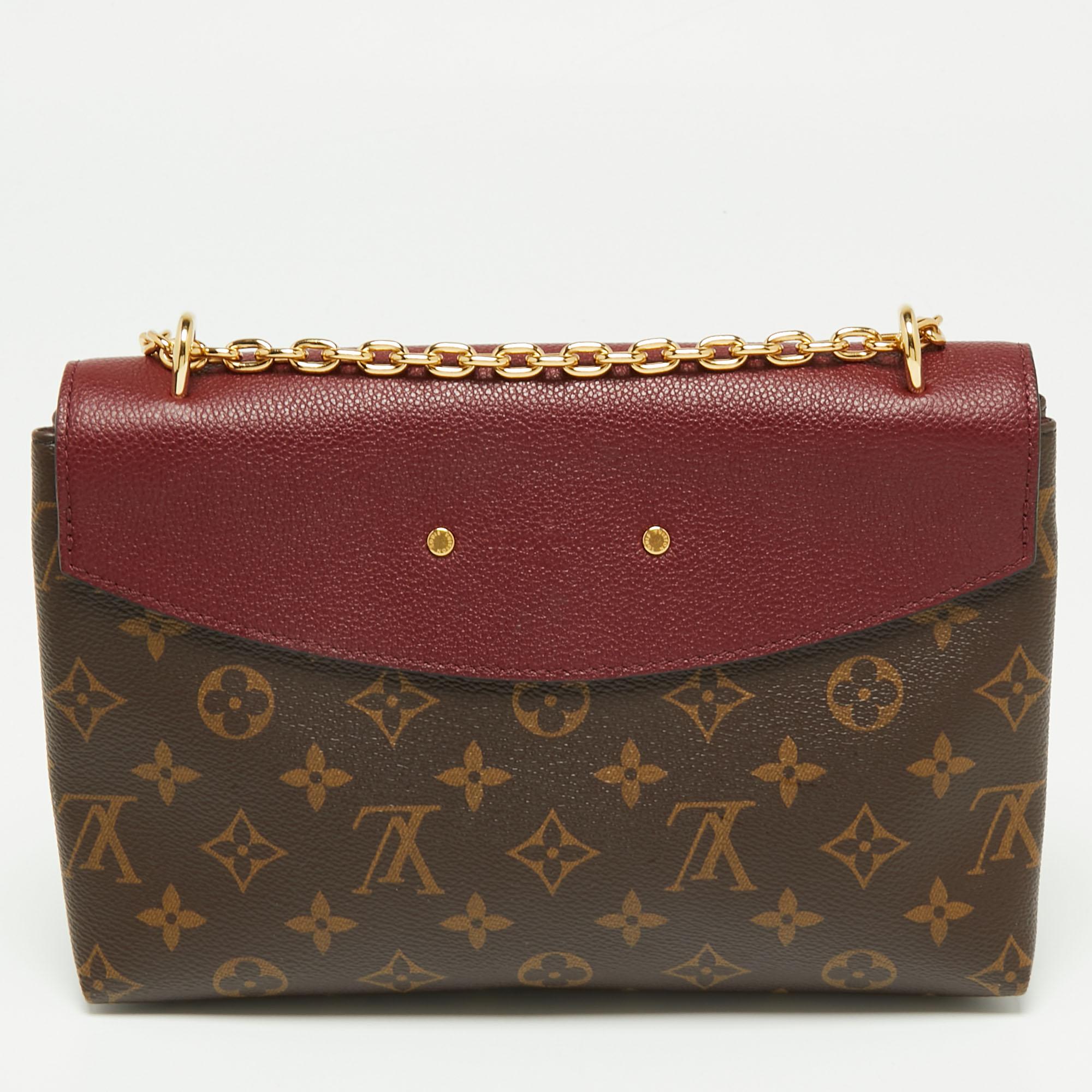 With a noteworthy and innovative design, this Louis Vuitton Saint Placide bag owns eye-catching details. Its Alcantara-lined interior is perfectly sized to keep your essentials securely, and it can be conveniently carried with the chain-leather