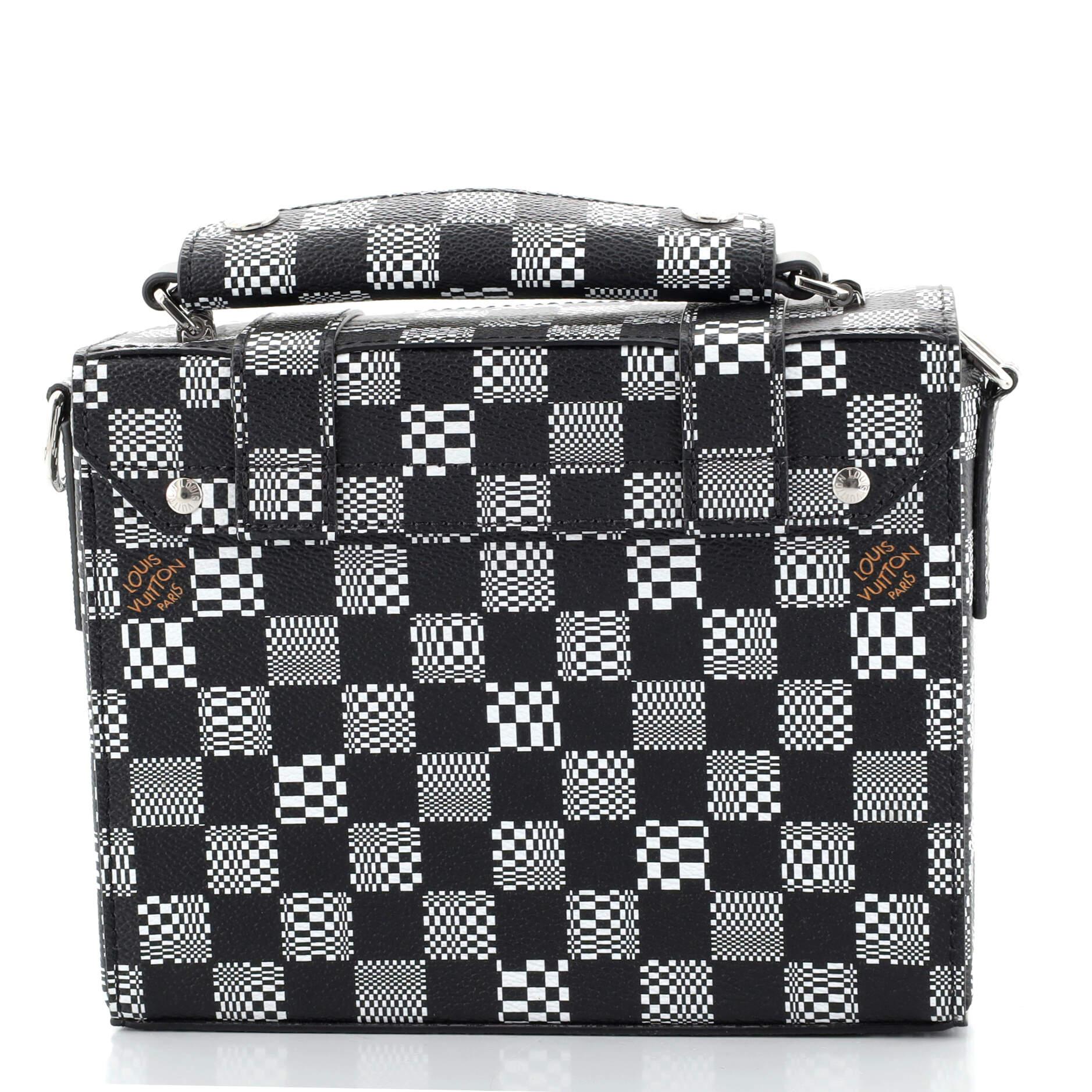 Die Soft Trunk Messenger Bag von Louis Vuitton mit Klappe Limitierte Auflage von Damier im Zustand „Gut“ in NY, NY