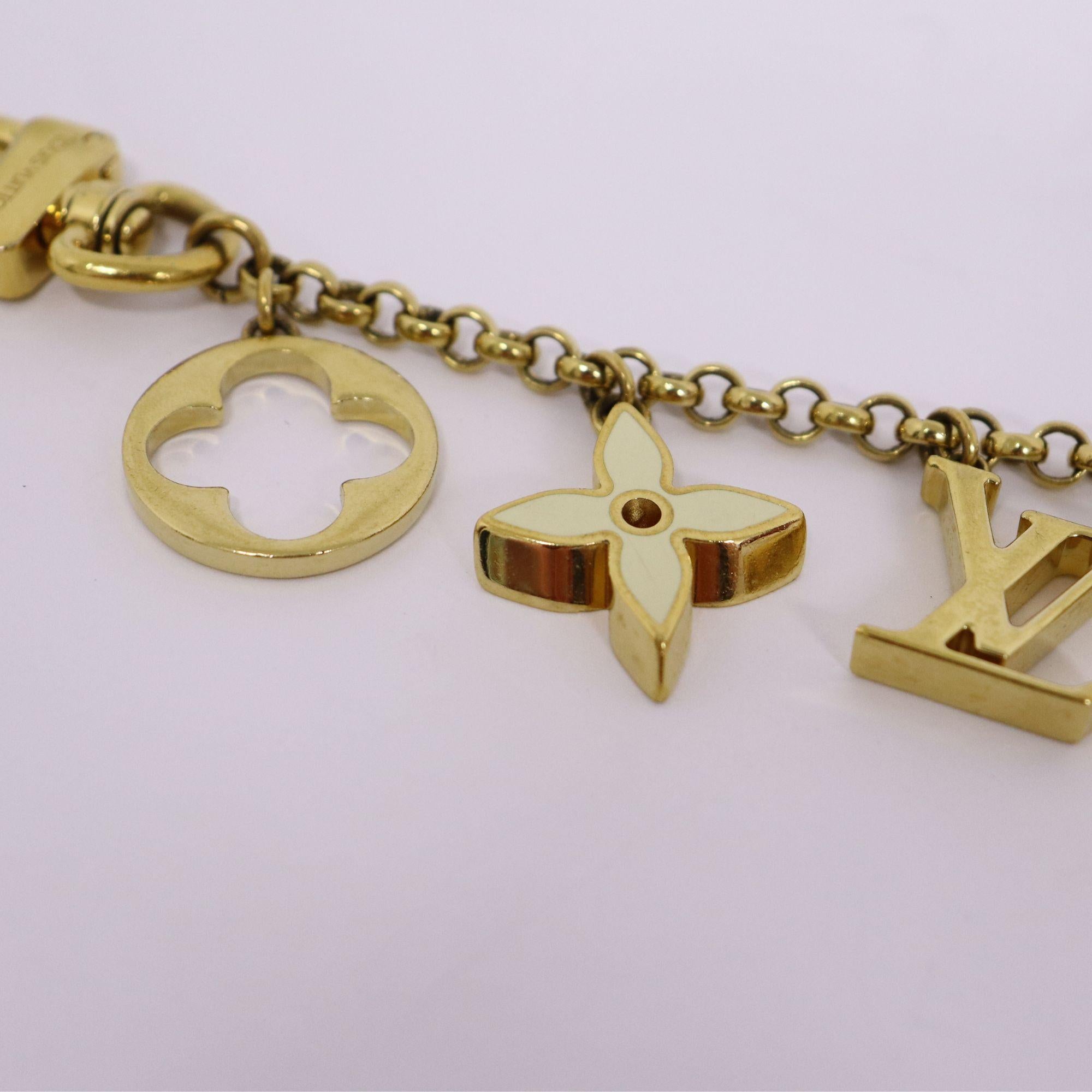 Louis Vuitton Fleur De Monogram bag charm. Monogram with beige and ivory detail.  Gold finished brass.

Full Length: 20cm
Chain Length: 12cm  
 

