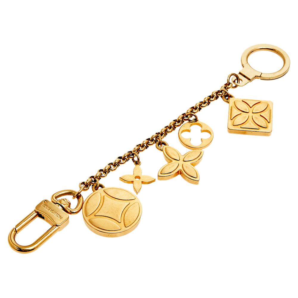 Lend your bag a glamorous make-over with this stunning Louis Vuitton bag charm. Featuring a gold-tone body, this creation comes with 'LV' charms, resin monogram accents, and a lobster clasp as well as a key ring. It also makes a great gifting item