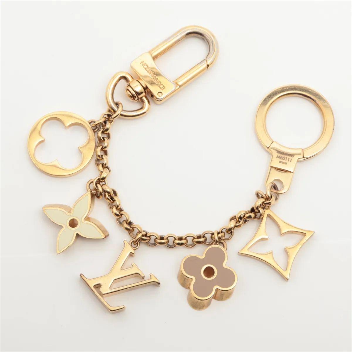 The Louis Vuitton Fleur de Monogram Chain Bag Charm is a playful yet elegant accessory that highlights the house’s iconic design codes. Crafted with polished metal hardware, it features a series of Monogram-inspired flower motifs in varying shapes