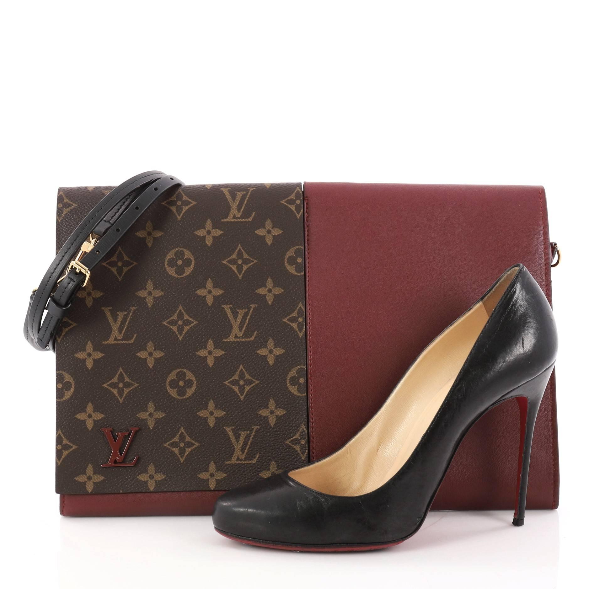 This authentic Louis Vuitton Flip Flap Pochette Monogram Canvas and Leather Medium is a chic and sleek piece. Crafted in brown monogram coated canvas and maroon leather, this bag features a detachable leather strap, double flap opening and gold-tone