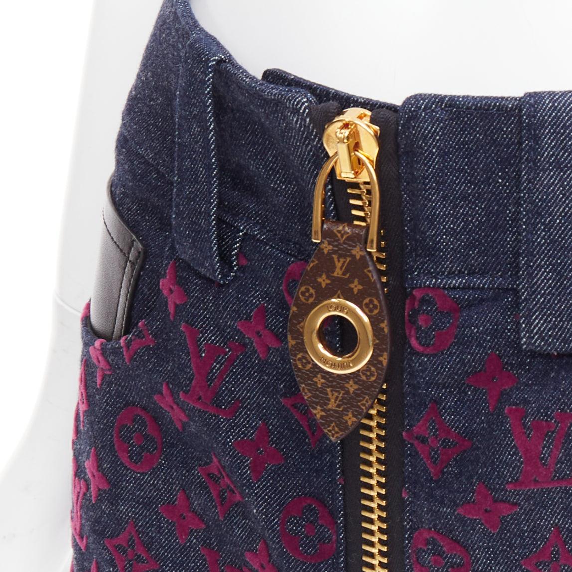 LOUIS VUITTON Short en denim floqué du monogramme bleu bordeaux XS
Référence : AAWC/A01390
Marque : Louis Vuitton
Designer : Nicolas Ghesquiere
Modèle : 1ABSRX
MATERIAL : Denim
Couleur : Bleu, Bourgogne
Motif : Monogramme
Fermeture : braguette à