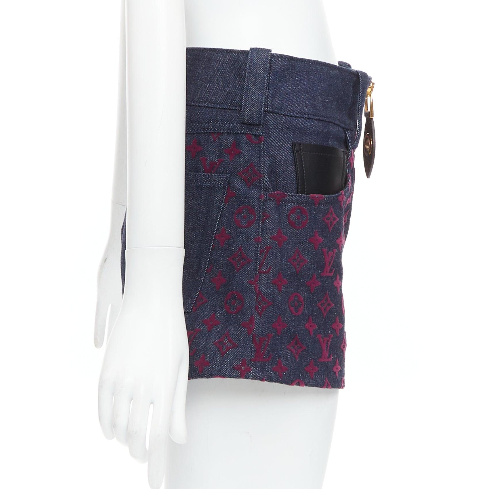 LOUIS VUITTON Short en denim floqué du monogramme bleu bordeaux XS Neuf - En vente à Hong Kong, NT