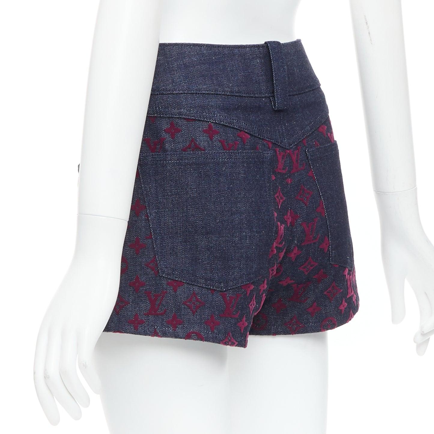 LOUIS VUITTON Short en denim floqué du monogramme bleu bordeaux XS en vente 1