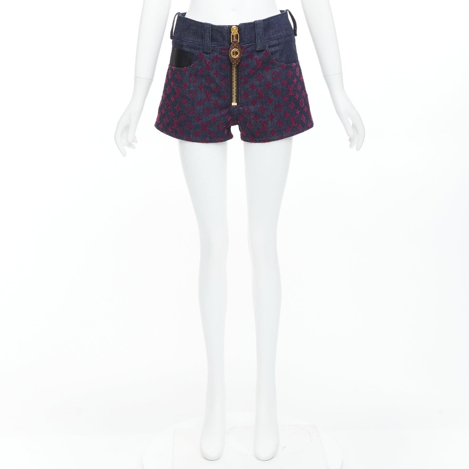LOUIS VUITTON Short en denim floqué du monogramme bleu bordeaux XS en vente 4