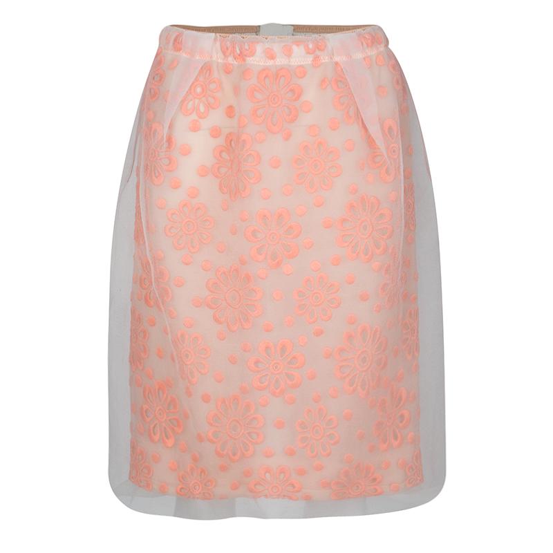From the Spring 2012 collection, this Louis Vuitton skirt is a breezy creation for an understated chic evening look. Crafted in soft orange hue with beautiful floral embroidery, this skirt is graced with a comfortable length and textured finish.