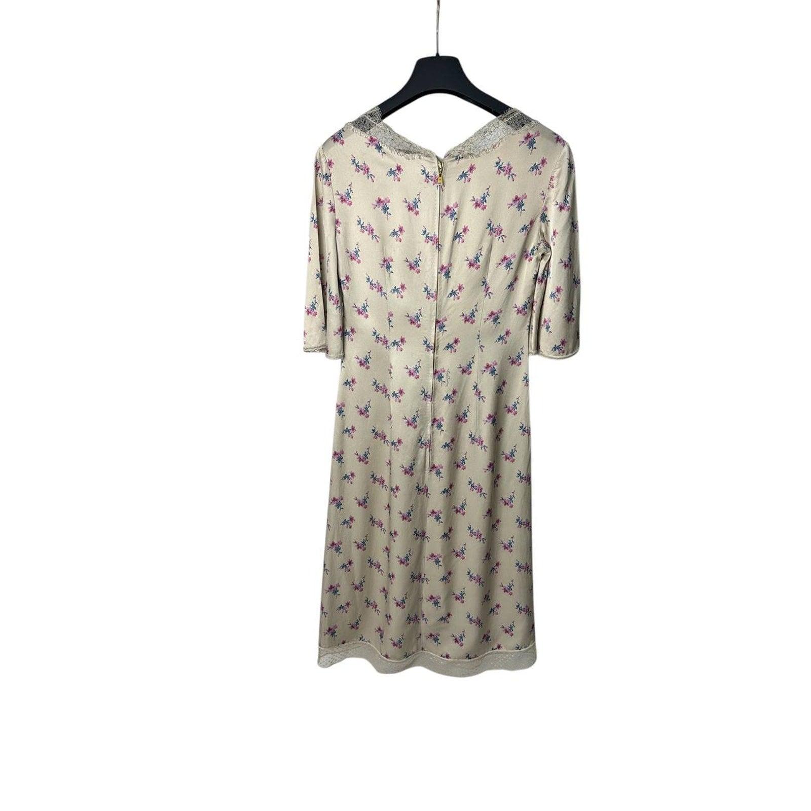 Élevez votre garde-robe avec cette superbe robe en dentelle de satin Louis Vuitton, issue de la Collectional 2013 de Marc Jacobs. 

Sz.36

La robe présente un magnifique imprimé floral et un col en V flatteur, parfait pour toutes les occasions. 

En