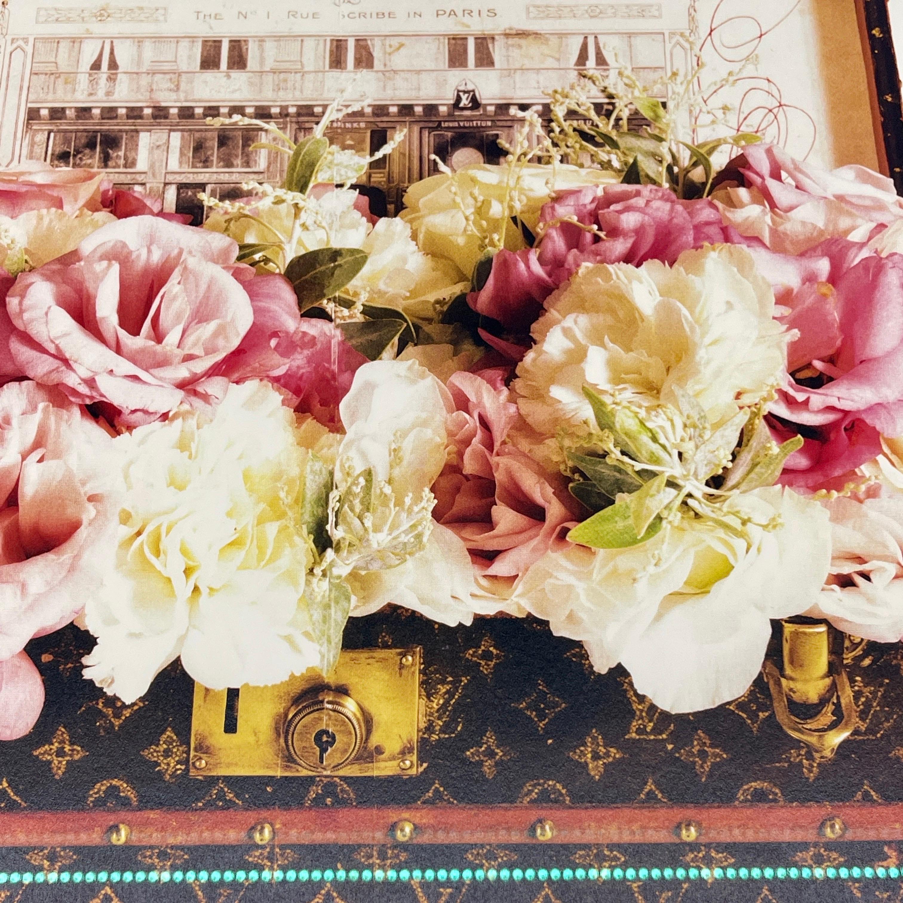 Valise à fleurs Louis Vuitton imprimée d'art français dans un cadre vintage en vente 8
