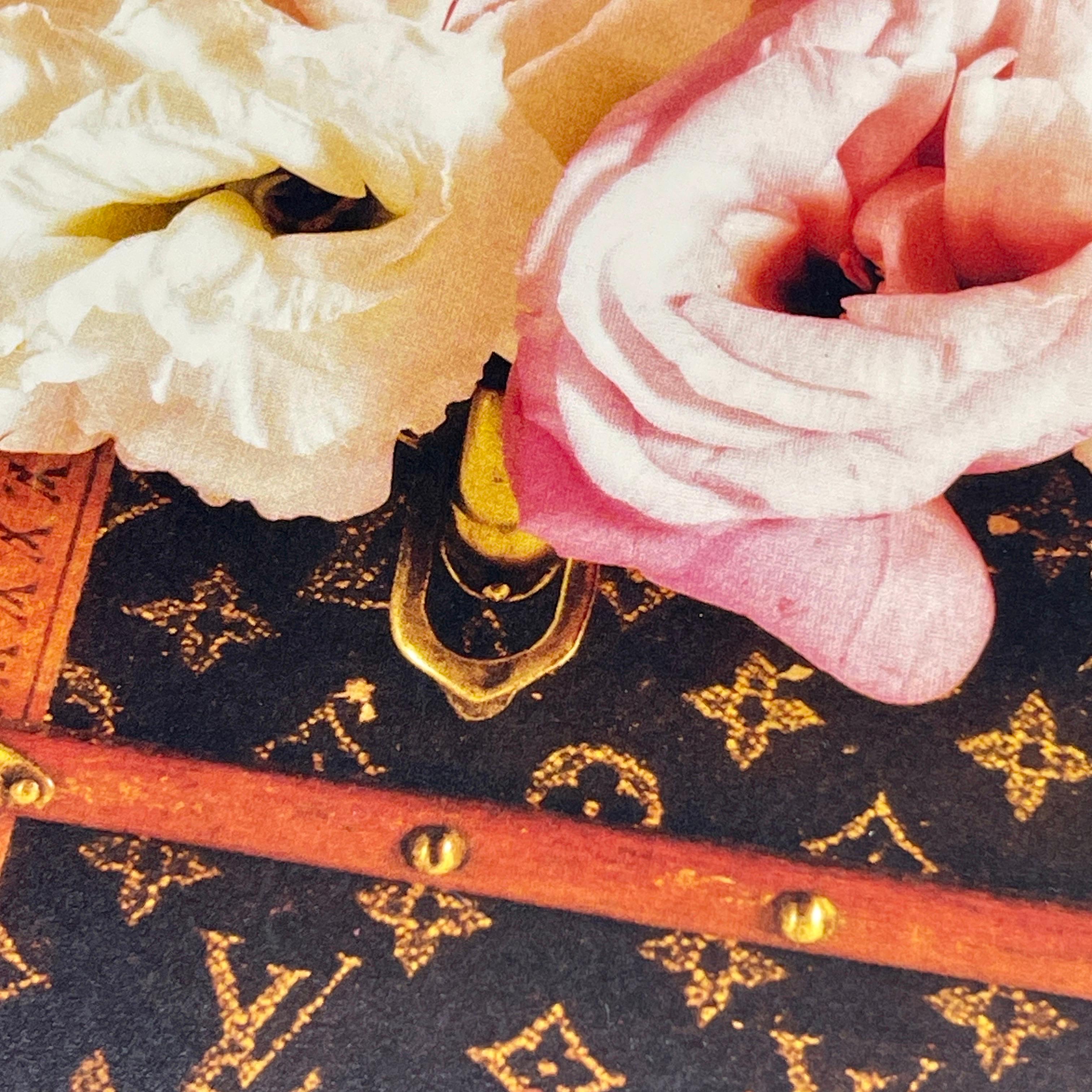 Valise à fleurs Louis Vuitton imprimée d'art français dans un cadre vintage en vente 10