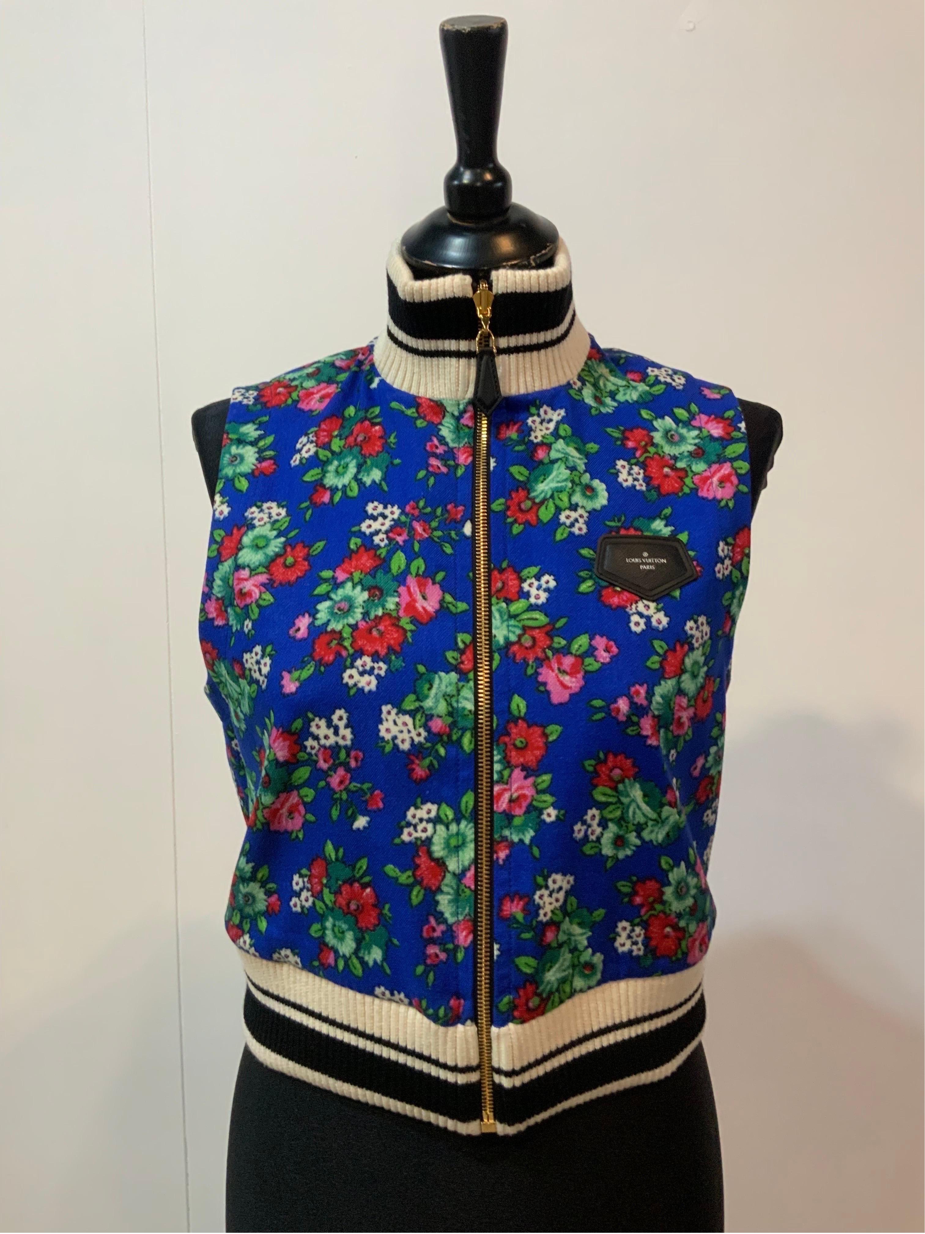 LOUIS VUITTON GILET
Double sided. Floral on one side, checked pattern on the other.
Size and composition label missing.
We think it's a wool blend.
She wears an Italian size 40.
Bust 45 cm
Length 54 cm
Excellent general conditions.