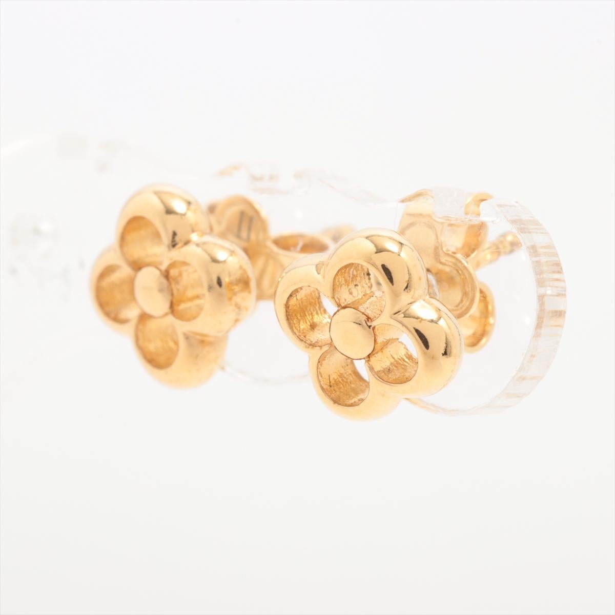 Der Louis Vuitton Flower Full Metal Stud Earring in Gold ist ein schillerndes Accessoire, das die für die Marke typische Mischung aus Luxus und zeitlosem Design verkörpert. Der Ohrring besteht aus einem zarten, aber filigranen Blumenmotiv, das