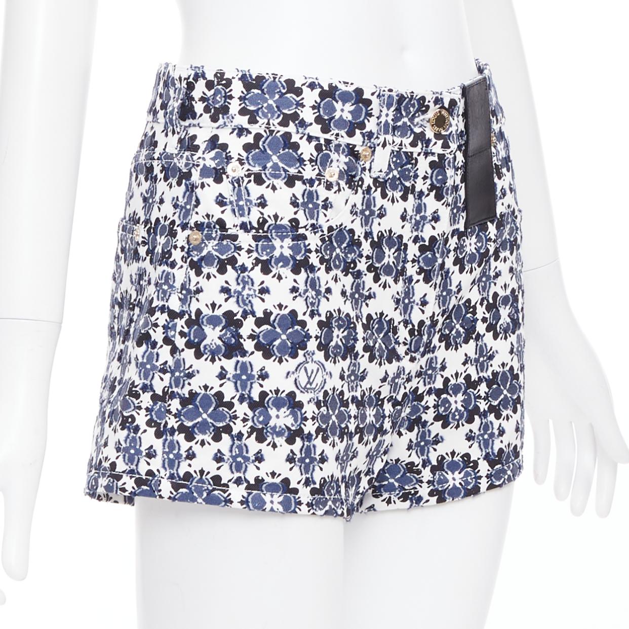 LOUIS VUITTON Flor Mosaico azul blanco logotipo estampado floral mini shorts algodón FR34 XS
Referencia: AAWC/A01567
Marca: Louis Vuitton
Diseñador: Nicolas Ghesquiere
Material: Algodón, mezcla
Color: Azul, Blanco
Patrón: Floral
Cierre: Bragueta con