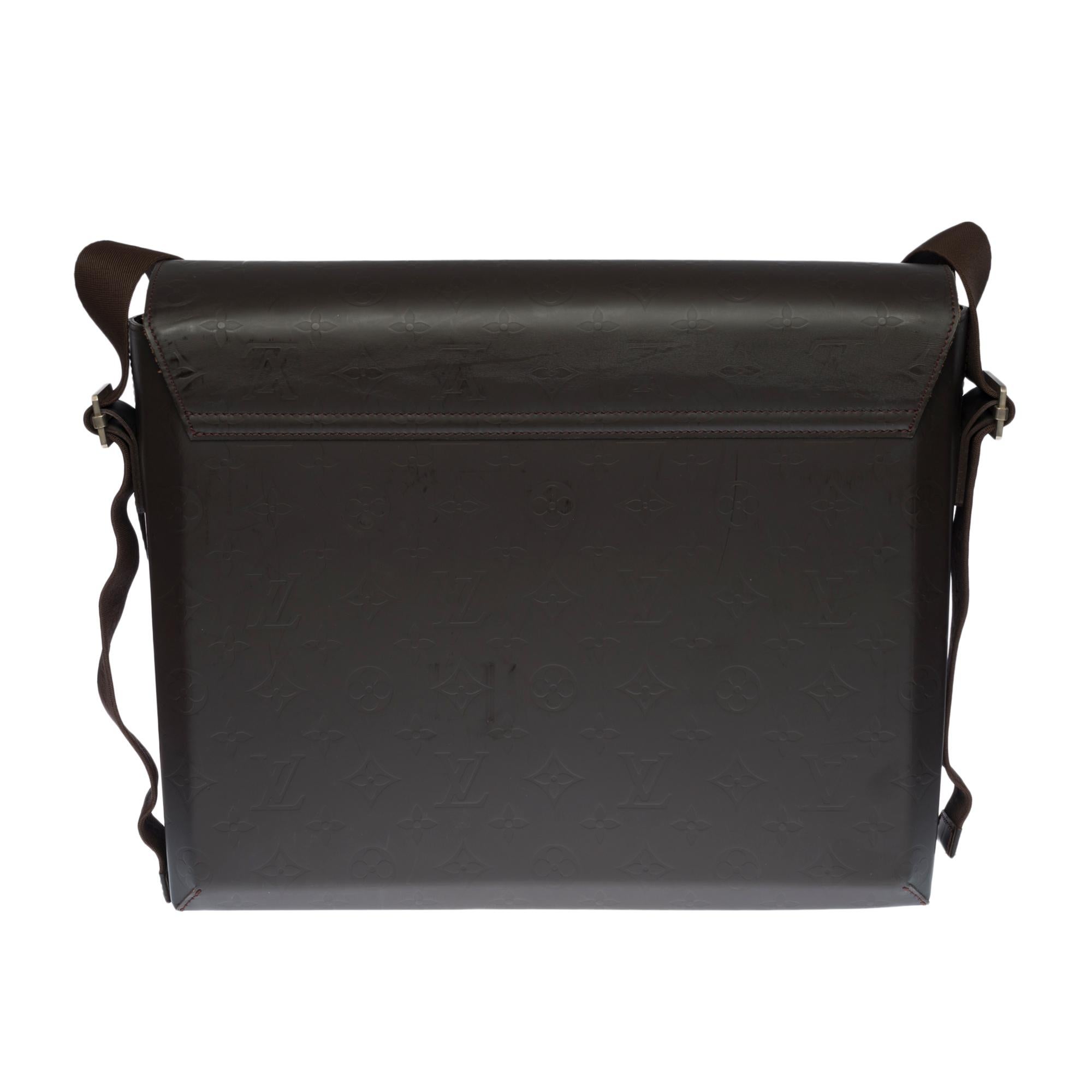 Gorgeous Bag Man Messenger Fonzie Ice Leather Imprint Monogram Brown

30 x 35 x 8 cm - 11.81 x 13.77 x 3.14 In
(Length x Height x Width)
Leather with embossed monogram brown
Brown textile lining
Cow leather trim
Silver metallic finishes
Louis