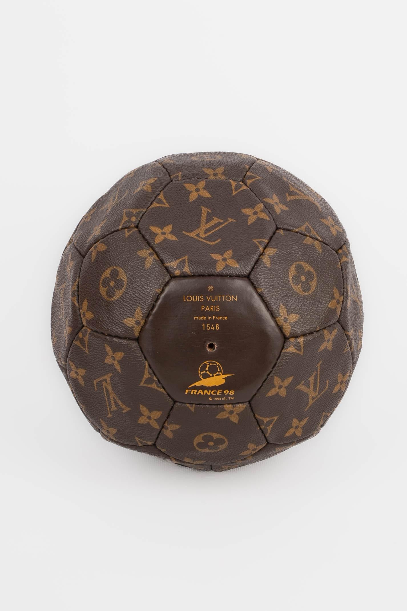 Louis Vuitton Fußball im Zustand „Hervorragend“ in SAINT-OUEN-SUR-SEINE, FR
