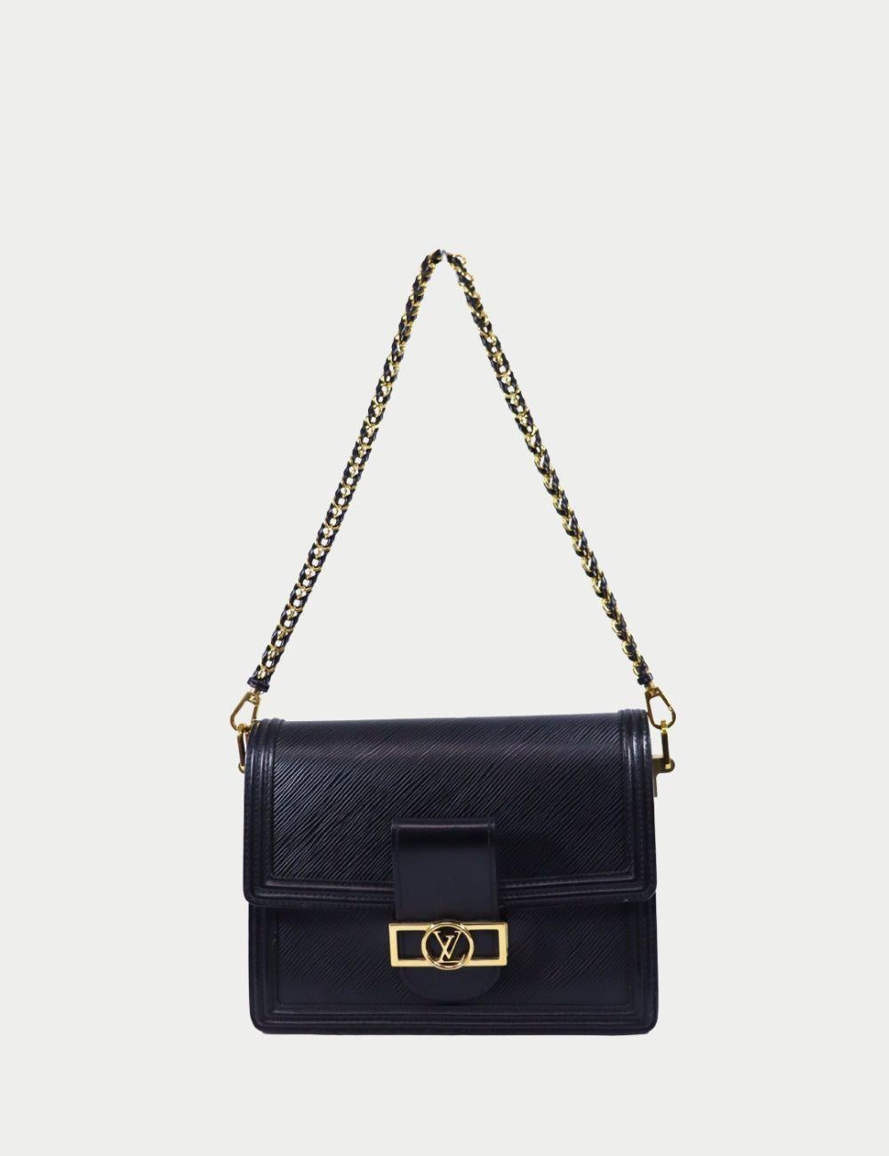 Louis Vuitton Dauphine - Borsa a tracolla in pelle nera - tracolla a catena dorata

L'eleganza senza tempo incontra la modernità in questa borsa a tracolla Louis Vuitton Dauphine, realizzata nell'iconica pelle Epi nera con una raffinata fibbia con