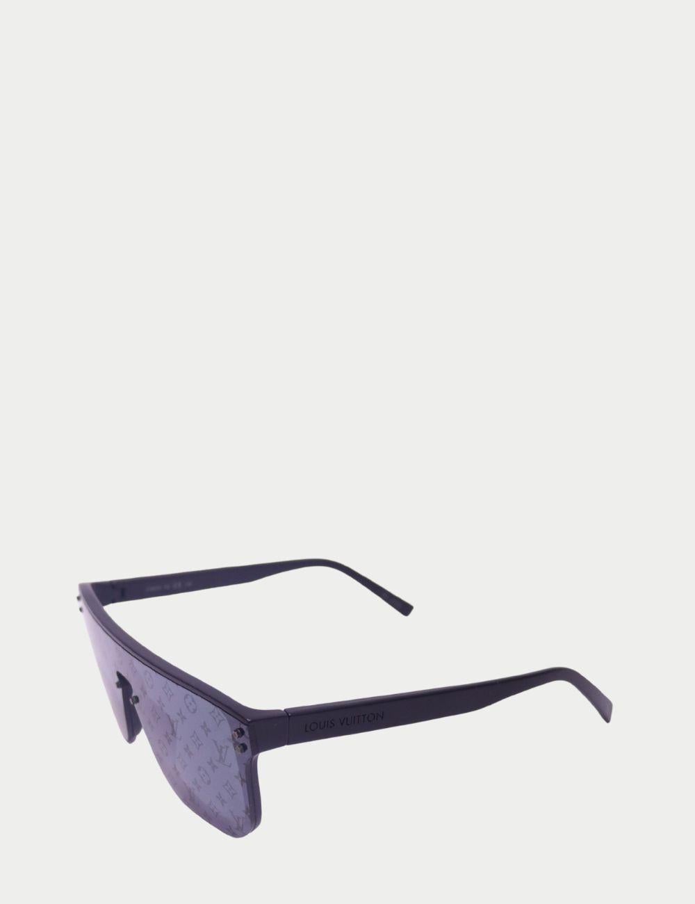 Gafas de sol Louis Vuitton Cyclone Monogram Shield 

Adéntrate en el lujo atrevido con estas auténticas gafas de sol Cyclone Shield de Louis Vuitton, fabricadas en elegante acetato negro y acabadas con una lente de visera de gran tamaño con