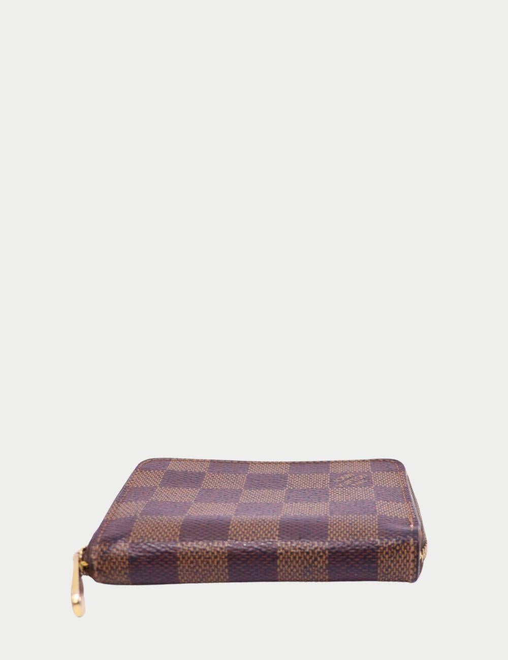 Tarjetero con cremallera Louis Vuitton Damier Ebene

Compacto en tamaño, audaz en legado. Este tarjetero con cremallera de Louis Vuitton en la emblemática lona Damier Ebene es tu esencial de lujo diario. Con un cierre de cremallera seguro y un suave