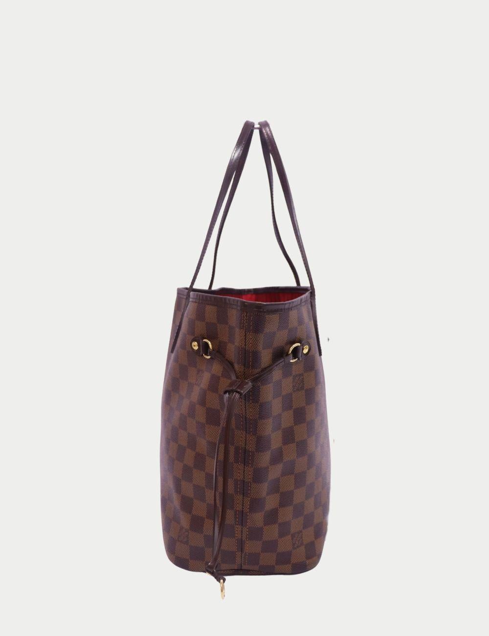 Louis Vuitton Neverfull MM Tote aus Damier Ebene Canvas

Die Louis Vuitton Neverfull MM aus Damier Ebene ist die ultimative Mischung aus Eleganz, Haltbarkeit und Funktionalität. Diese kultige Tasche aus beschichtetem Damier Ebene Canvas mit