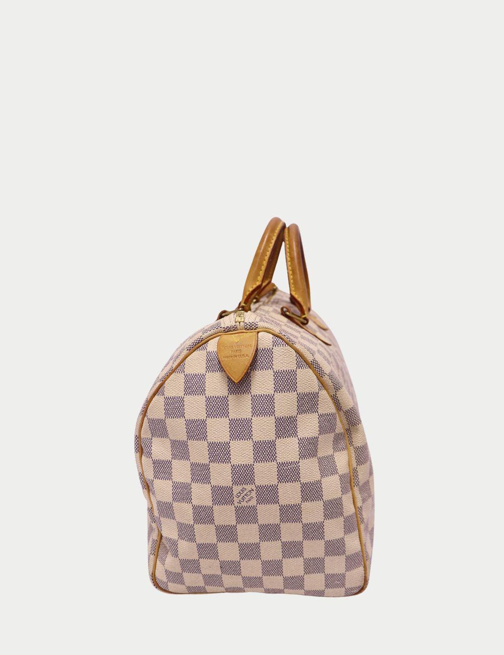 Louis Vuitton Damier Azur Speedy 35


Fresco, elegante y atemporal: el Speedy 35 de Louis Vuitton en lona Damier Azur es el bolso de lujo perfecto para el día a día. Presentado por primera vez en la década de 1930 como compañero de viaje, el Speedy