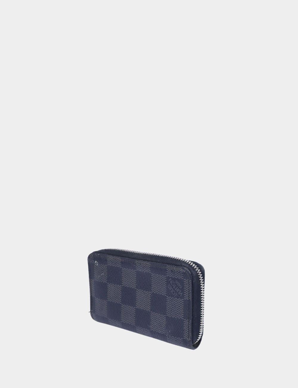 Il portamonete Zippy di Louis Vuitton è elegante e compatto, realizzato nell'iconica tela Damier Graphite. Progettato per essere facile da usare tutti i giorni, questo portafoglio unisex è dotato di una chiusura a zip completa che si apre su un
